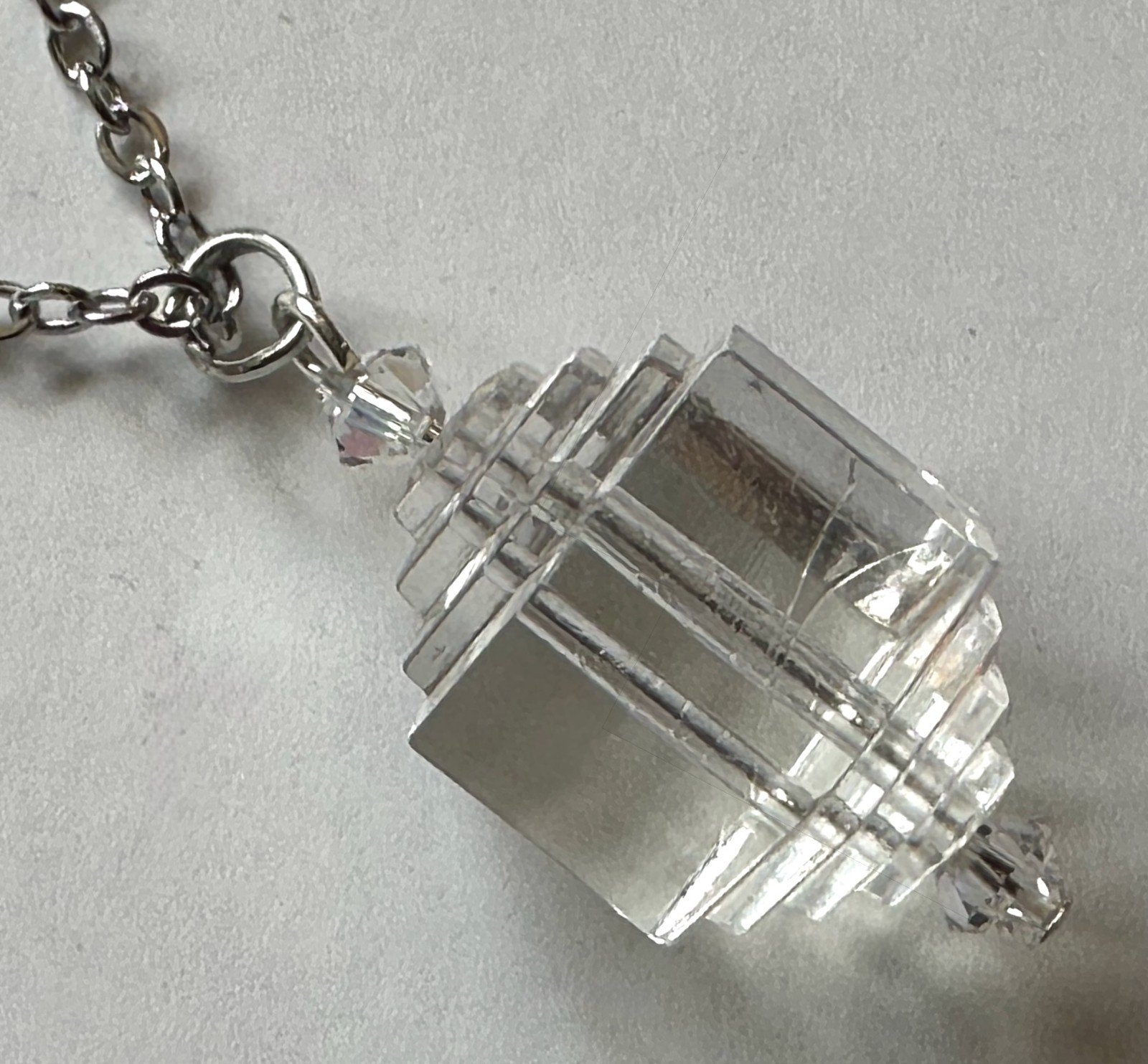 VINTAGE ART DECO STYLE LUCITE PLASTIC LAYER CRYSTAL PENDANT 1 1/4″ NECKLACE 24″