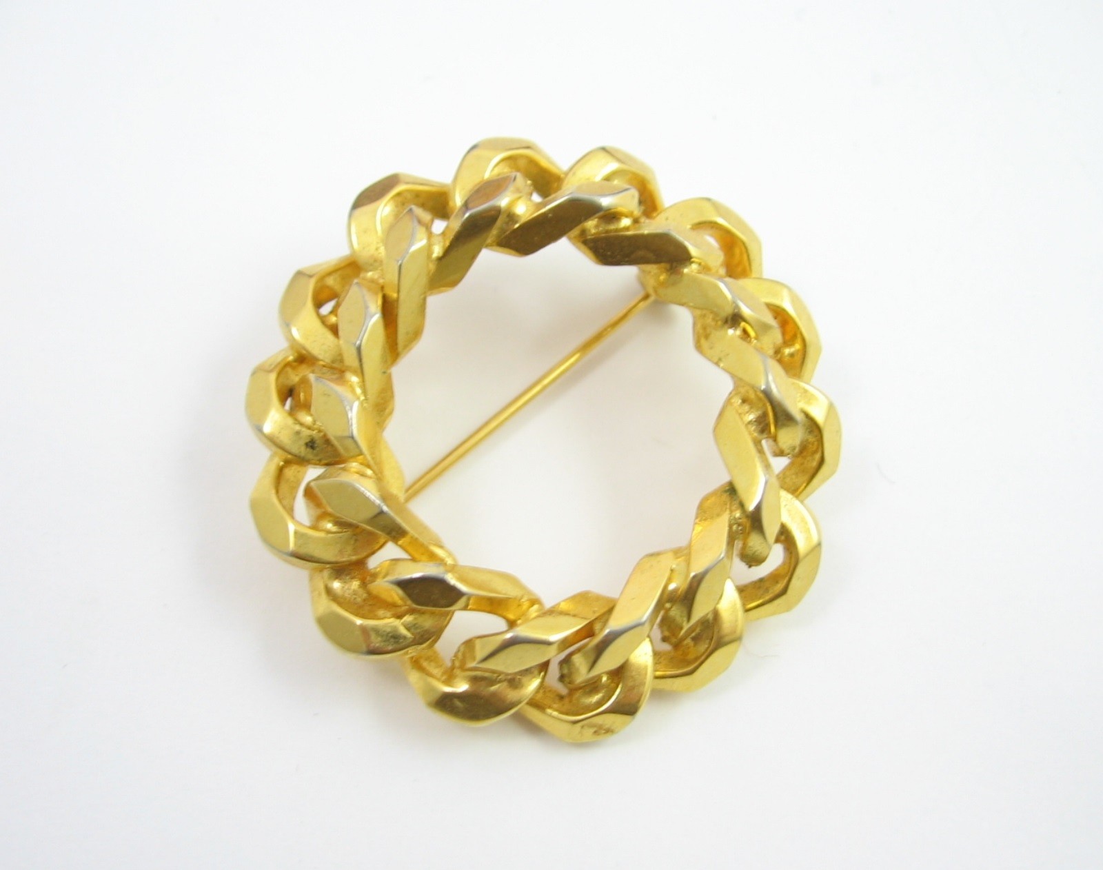 HEAVY METAL Vintage PIN Links CHAIN Round BROOCH Goldtone Circular 1 5/8″