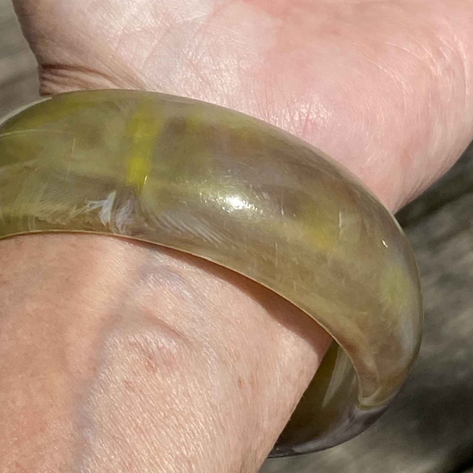 OLD HARD PLASTIC SEAM MUTED MARBLIZED SHADES OF EARTHTONES GLOW BANGLE BRACELET