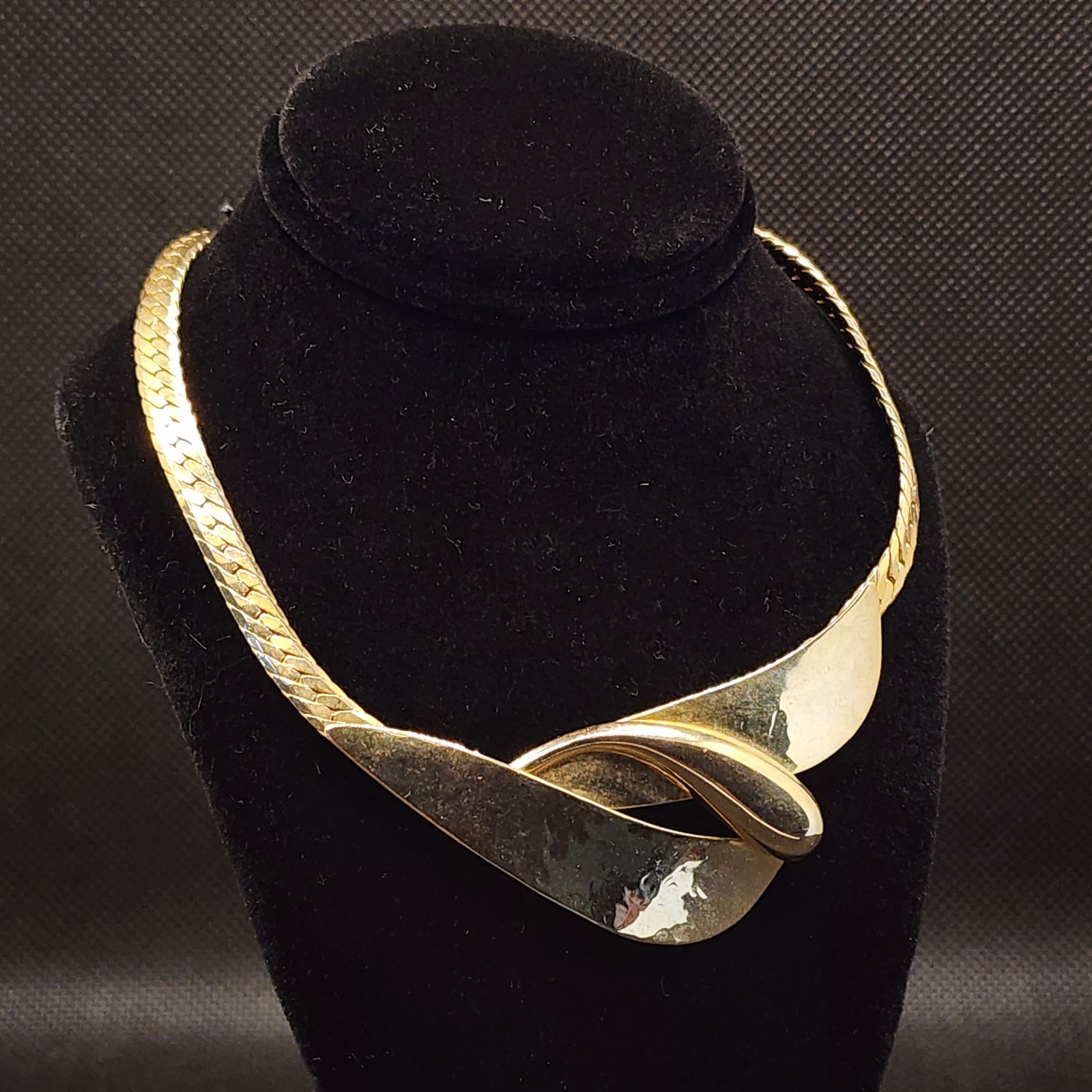 Women’s Vintage Choker Collar Necklace Gold Tone Locking Clasp