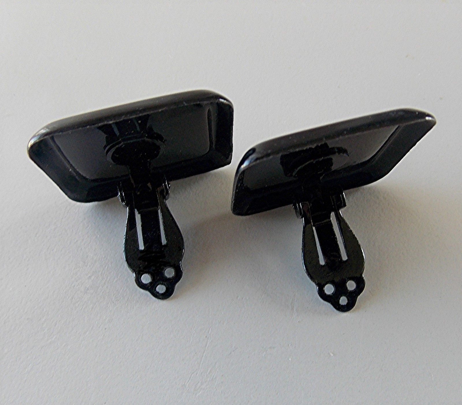 VINTAGE 1980’s SQUARE SHAPE BLACK & OFF-WHITE ENAMELED METAL CLIP-ON EARRINGS