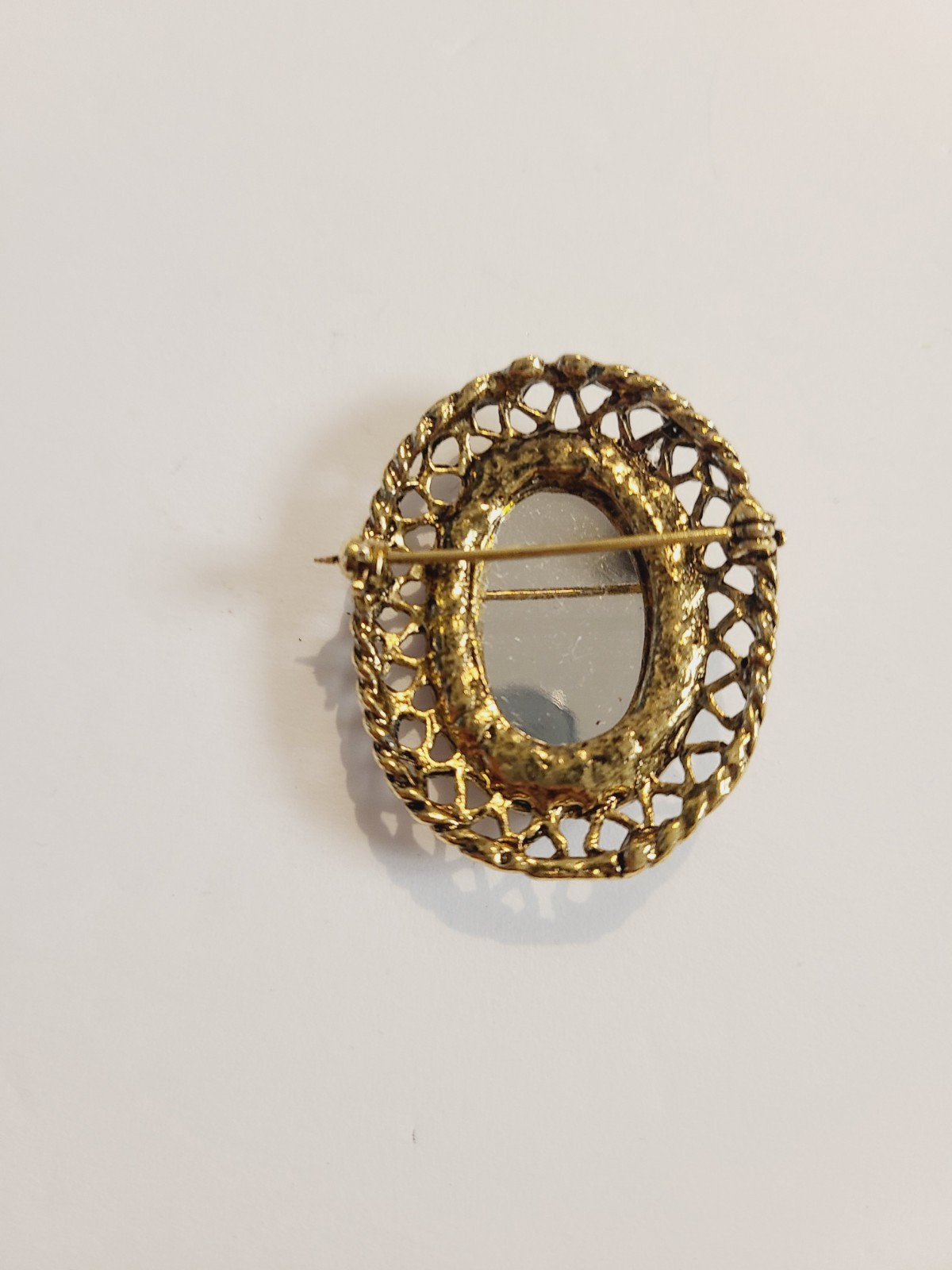 VINTAGE GOLD TONE OVAL FACETED ACRYLIC PURPLE GEM BROOCH PIN