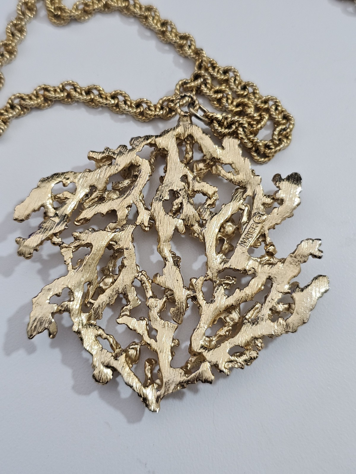 VINTAGE RARE 1971 NAPIER BERTOLLI CORAL GOLDTONE CHAIN 24″ NECKLACE PENDANT BOOK