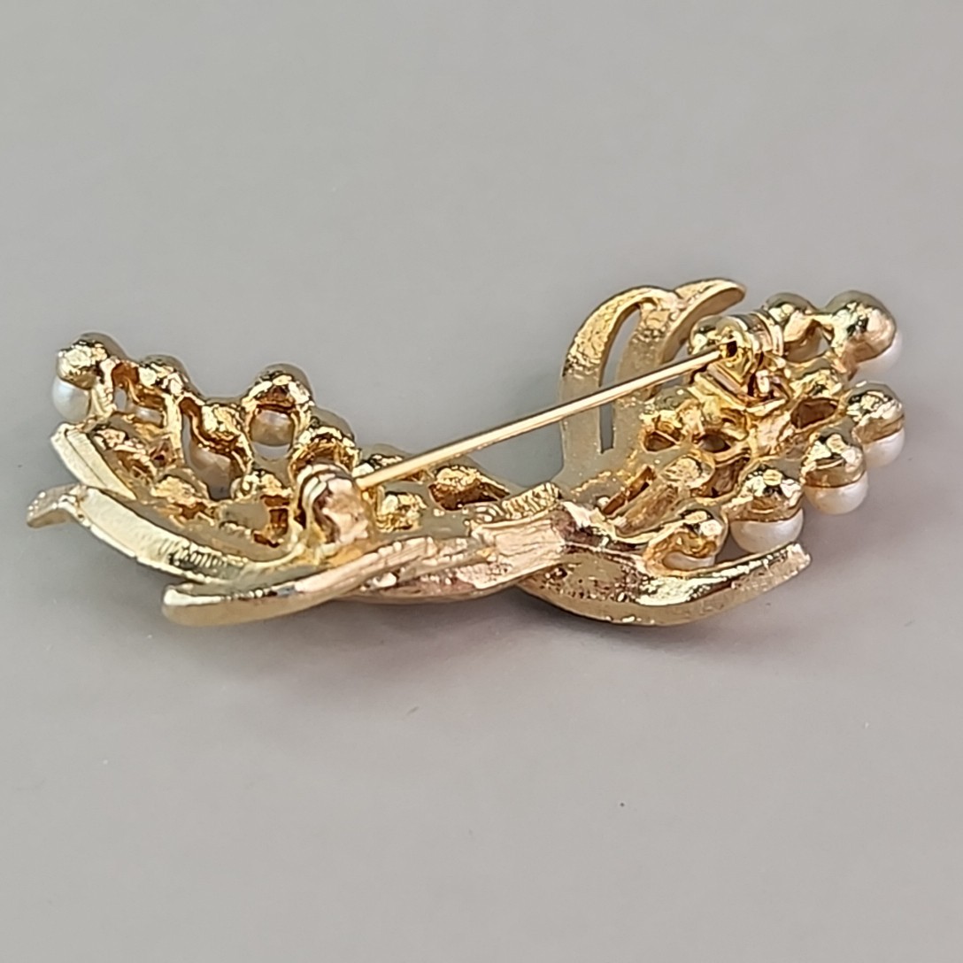 Vintage Arthur Pepper Brooch Imitation Pearls Brushed Gold Tone Ribbons Art 2″