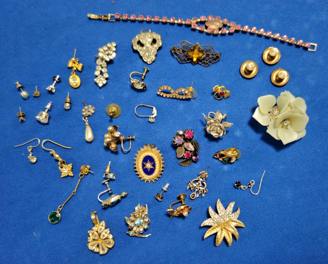 Vintage 37 Gem Stone Earrings / Dimond Like / Quartz Like Jewels – JEWELRY LOT