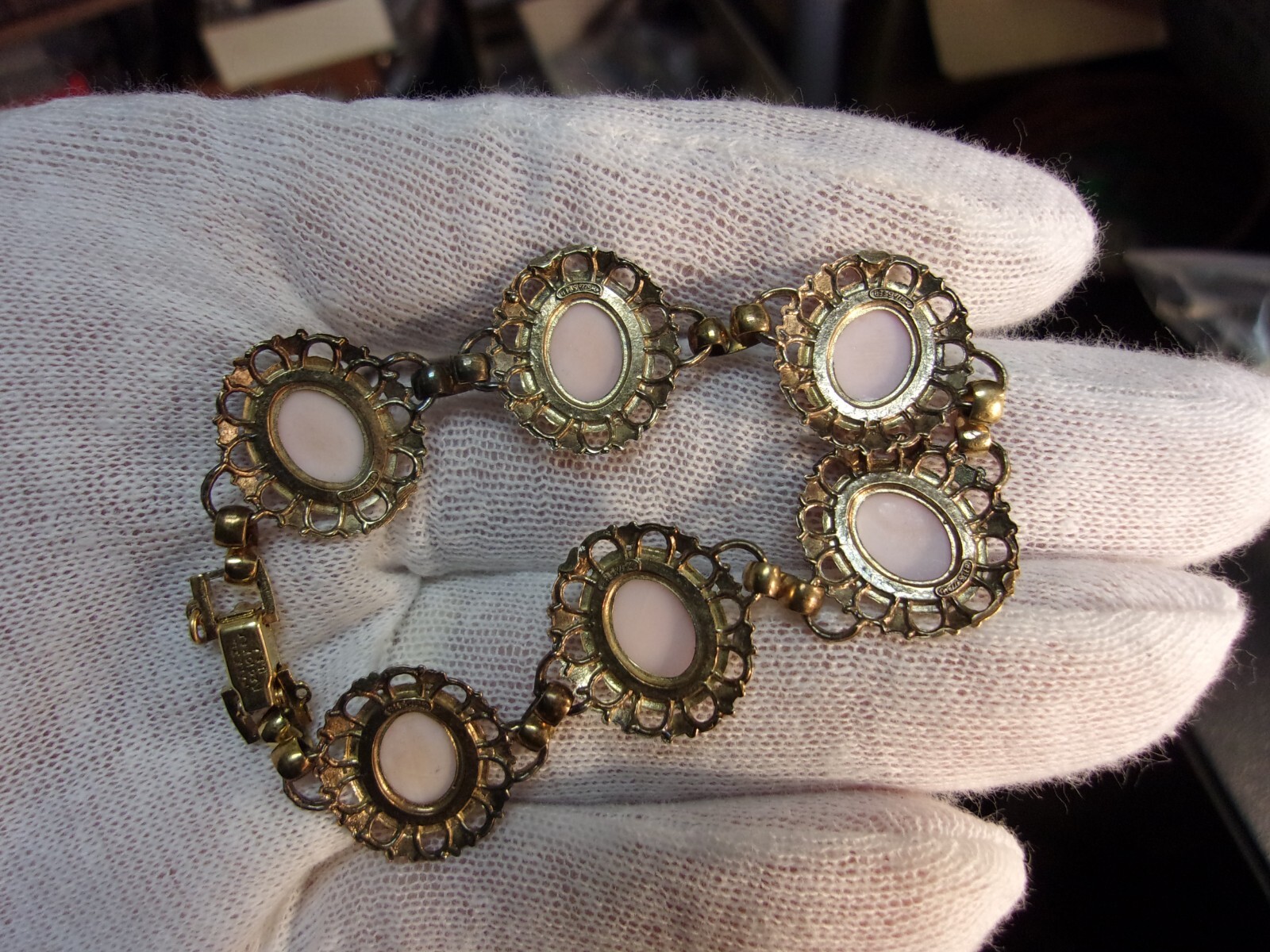 GRACEFUL VTG LADY’S YELLOW GOLD FILLED BRACELET W/VERY LIGHT PINK/WHITE CAMEOS