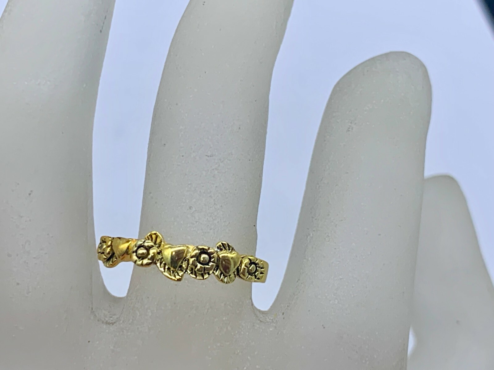 VINTAGE STERLING SILVER GOLD PLATED HEARTS FLOWERS BAND ELEGANT RING SIZE 8