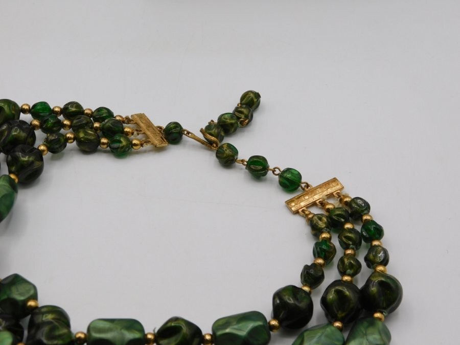 J980-VINTAGE NECKLACE~DARK GREEN/GOLD TONE~MULTI STRAND~14″-16.5″