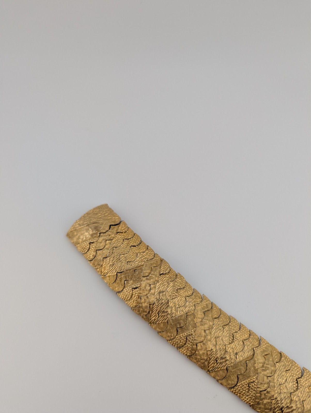 Vintage Gold Tone Articulating Dragon Scale Textured Plate Wire Stretch Bracelet