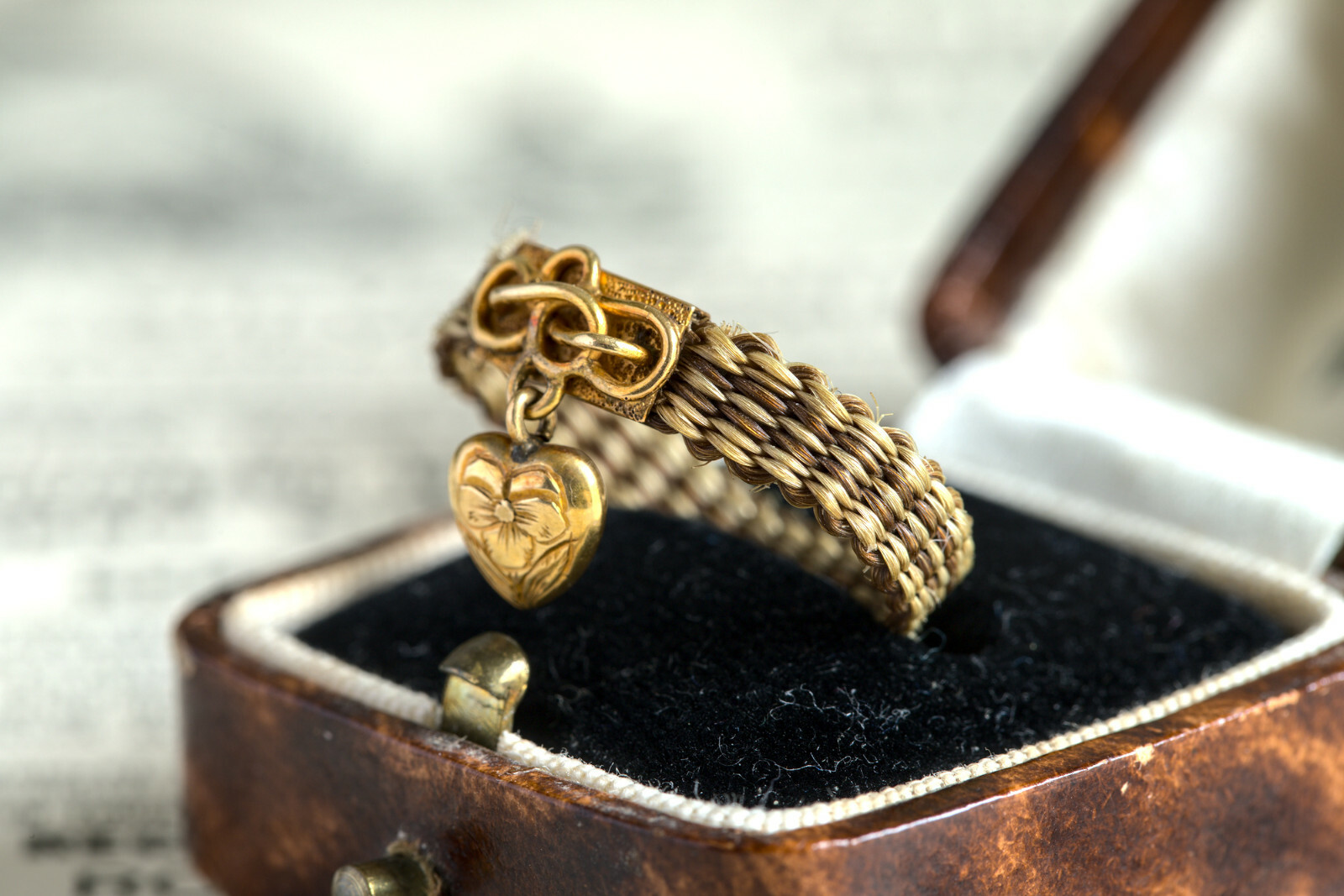 ANTIQUE VICTORIAN ENGLISH 15K GOLD HAIR MOURNING RING w/ TINY HEART CHARM c1850