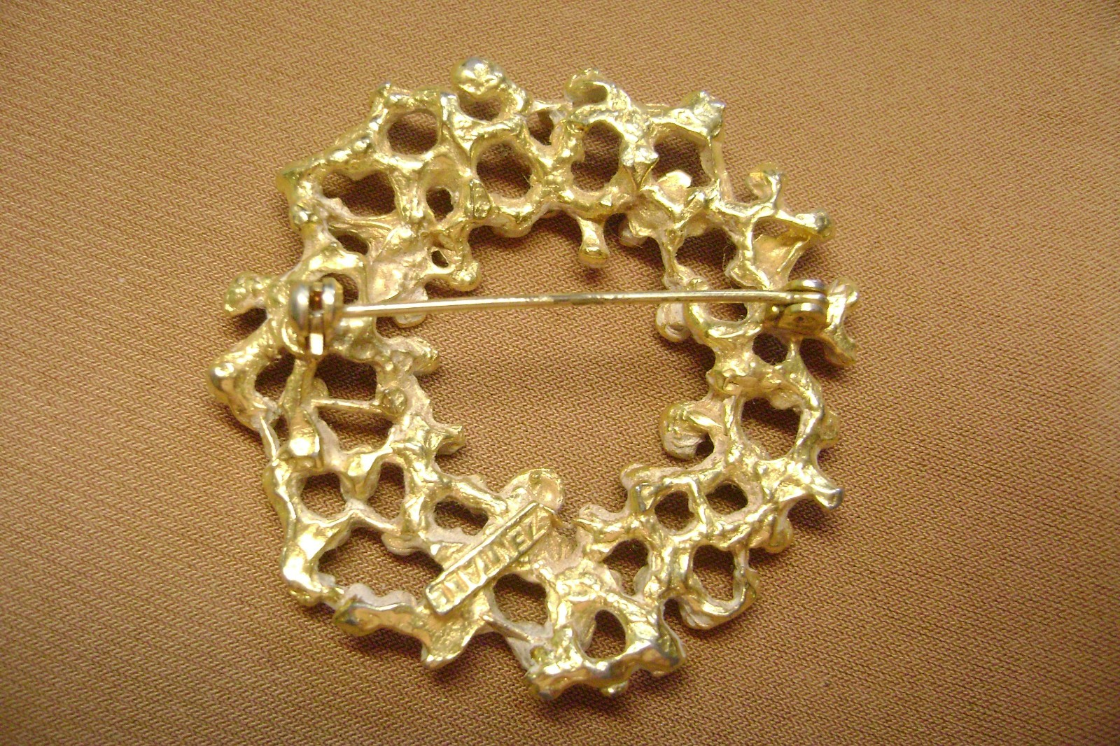 VINTAGE ROBERT ZENTALL BRUTALIST WHITE ENAMEL GOLD TONE BROOCH