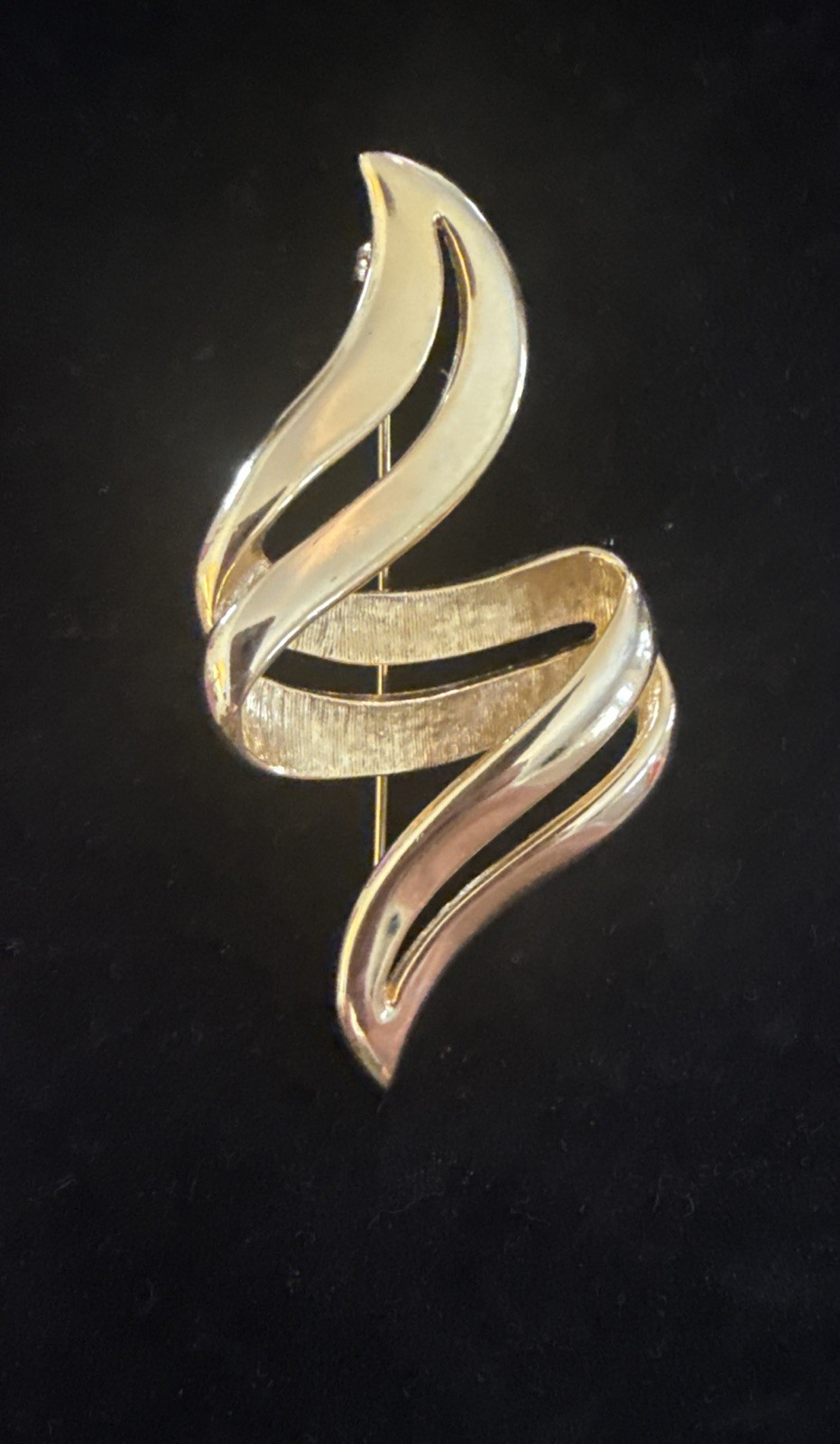 Vintage 1980’s Gold Tone Double Swirl Ribbon Brooch Pin 3” Statement Modernist