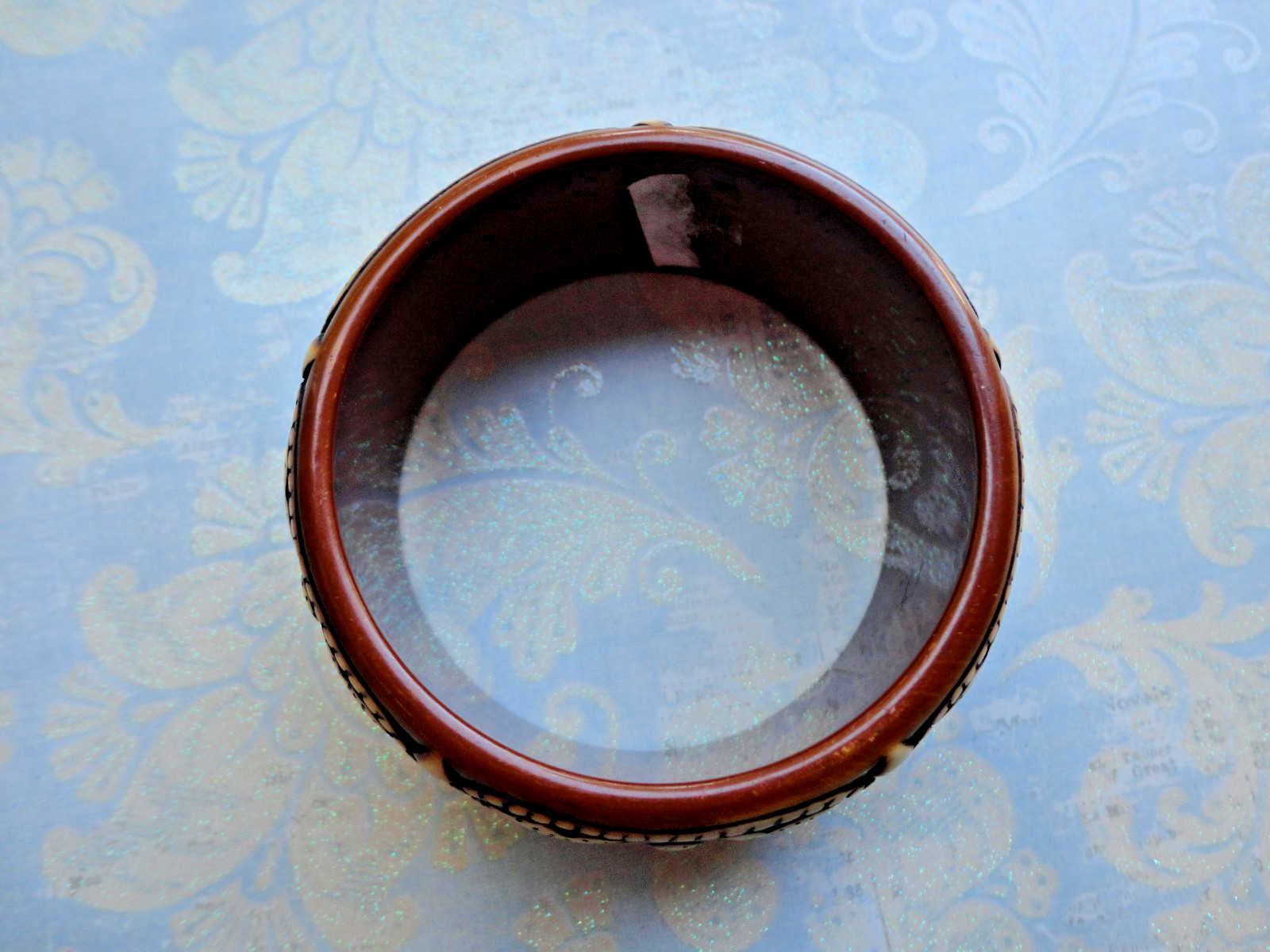 VTG ’70S ESTATE CHUNKY BROWN & CREAM CARVED LUCITE FAUX WOOD BANGLE BRACELET