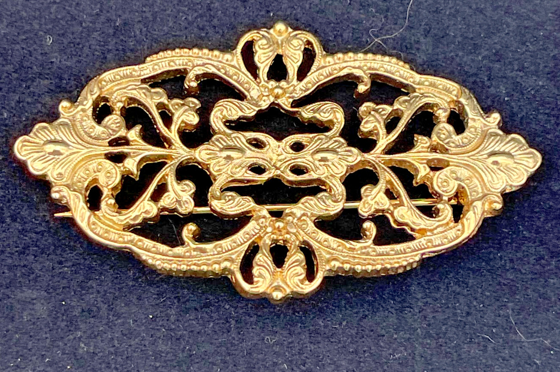 Lot Vintage Brooch and pin Gold Tone Collection Unmarked 60s, 70s or 80s