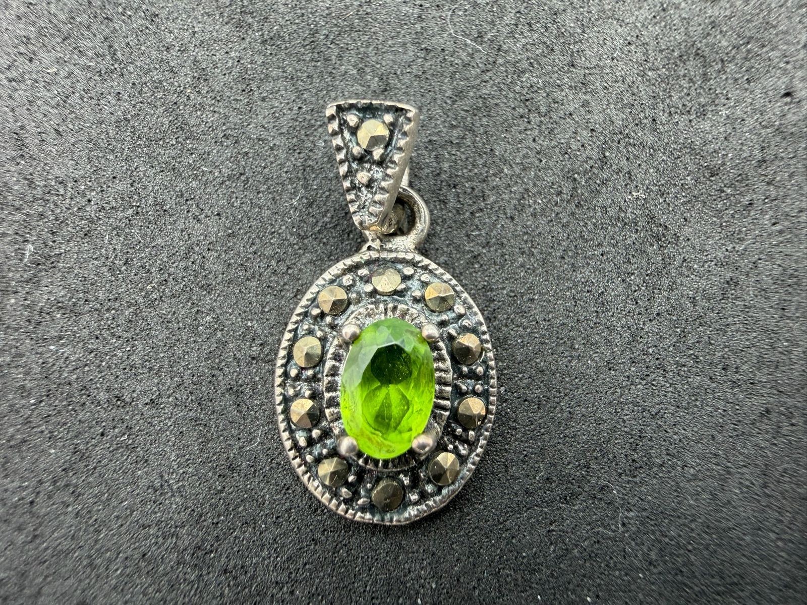 1.52g Vintage Sterling Silver 925 Oval Green Faceted Pendant Antique Look M