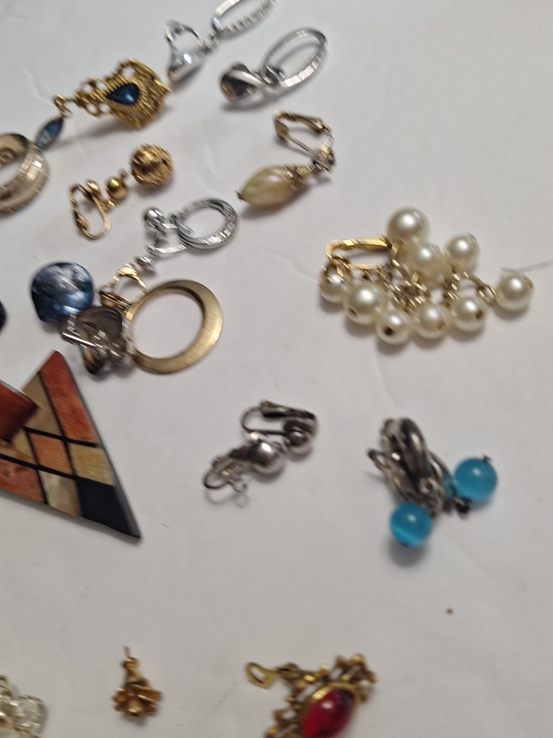 Costume Jewelry Earring Lot 40 pc pre-owned SINGLES AND PAIRS. AS IS . JZ