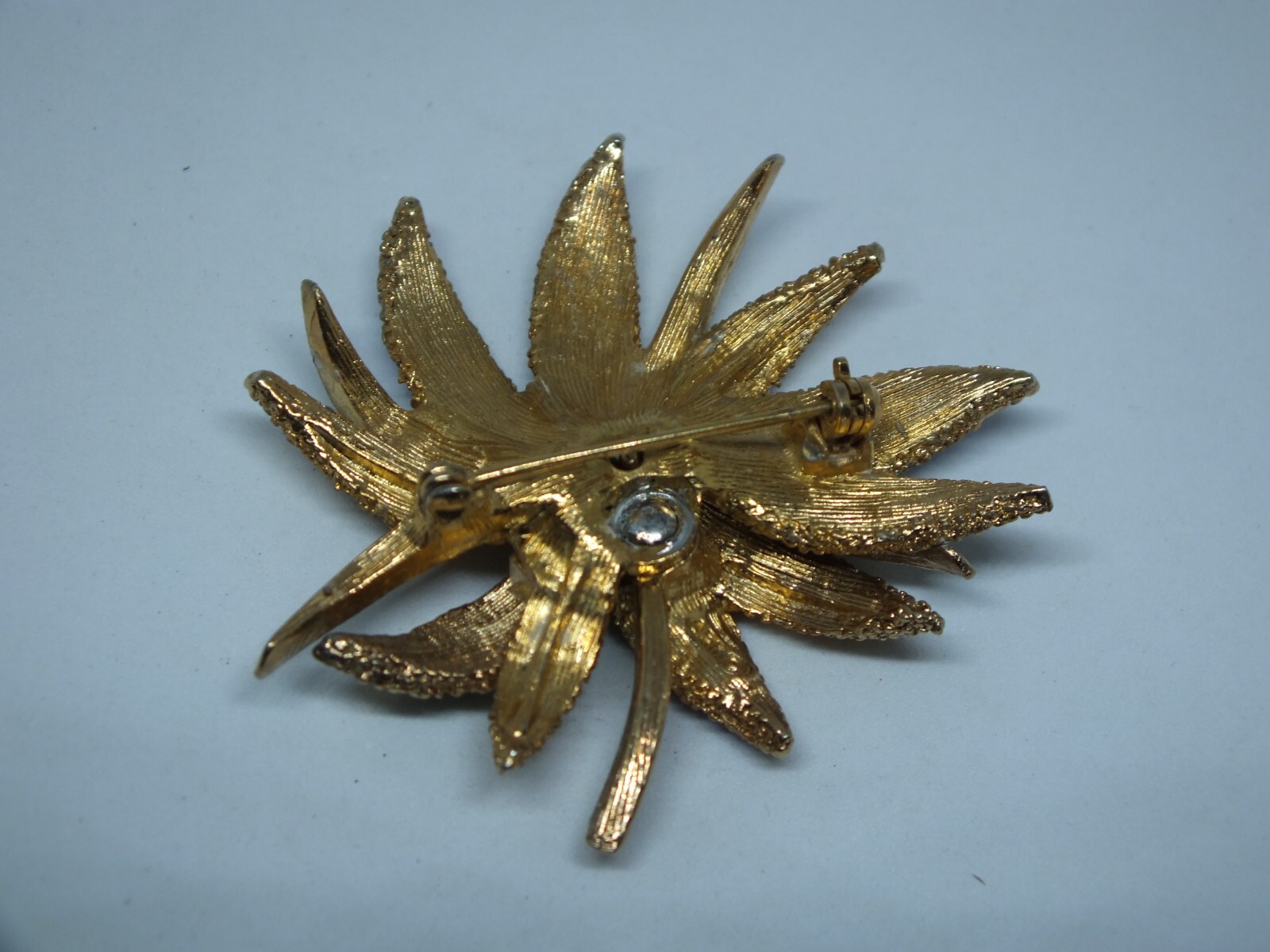 Beautiful Brooch Pin Gold Tone Clear Rhinestones Enamel Flower Signed ART 2 1/4″