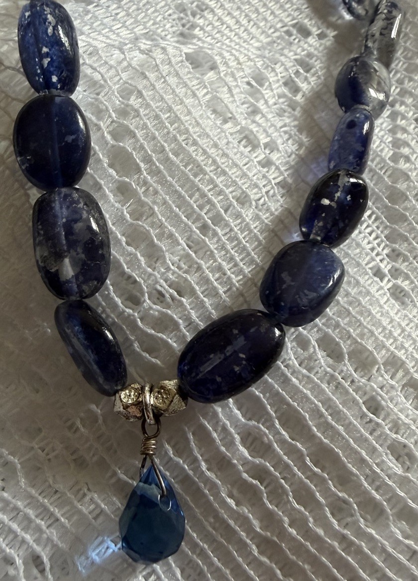 Vintage 925 Sterling Polished Iolite Stone Necklace in Various Shades Of Blue