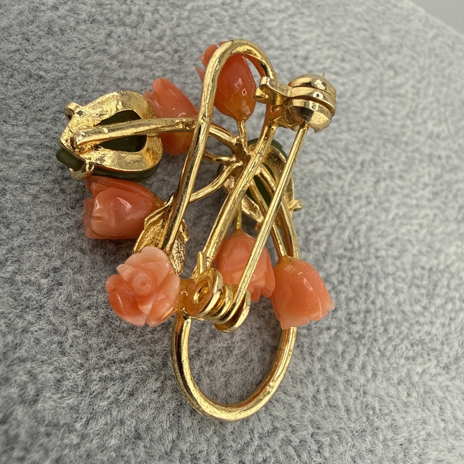 Gold Filled Coral & Jade Flower Brooch Pin – 35mm W – 5.3g J-1098