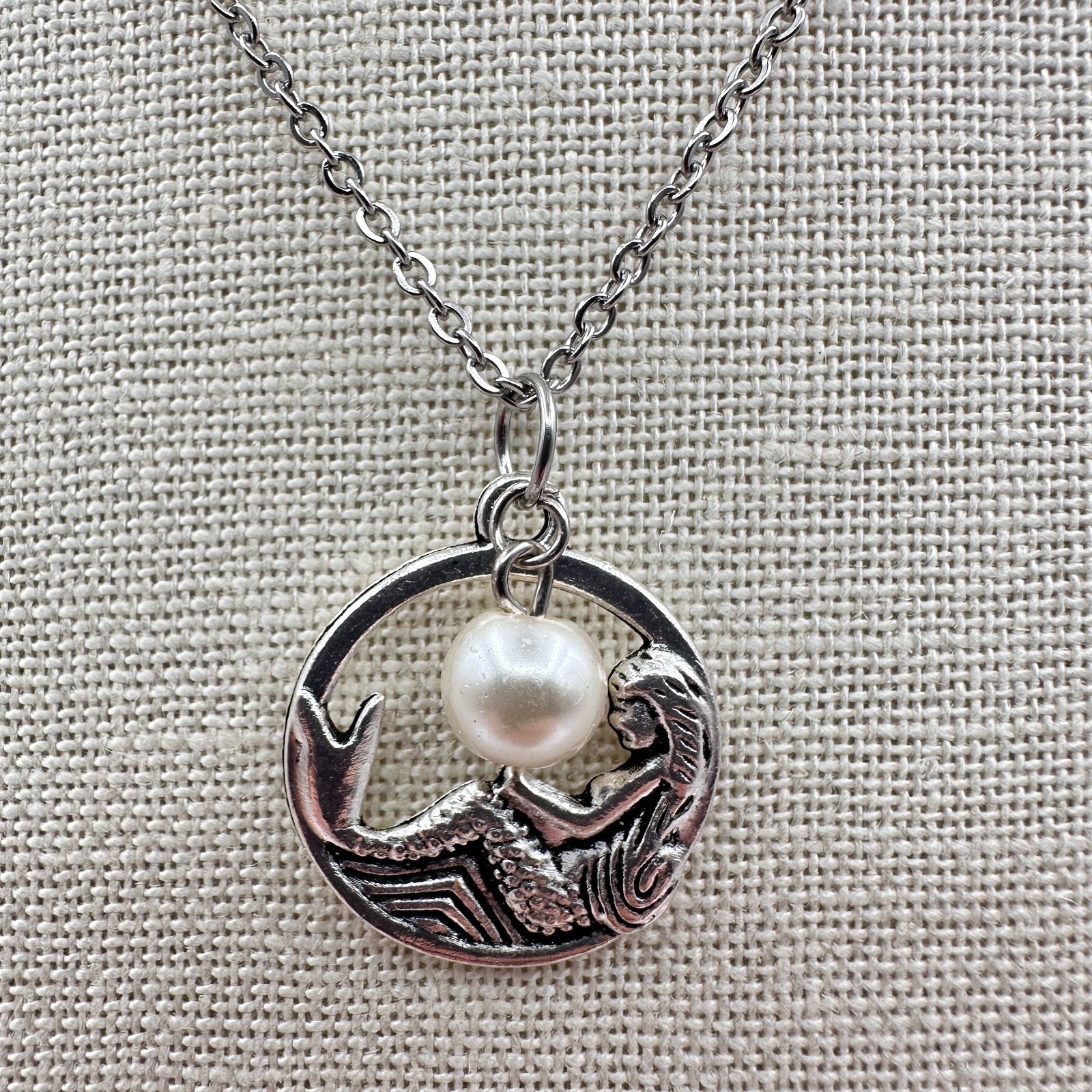 Vintage 90s Silver Tone Mermaid Circle Pendant Necklace Faux Pearl Charm Jewelry