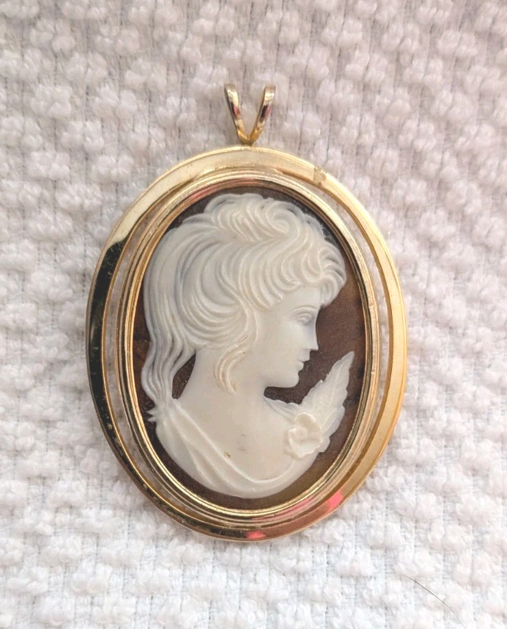 Vintage Cameo Pendant Gold Tone Victorian Style . Not Sure Of The Type Of Stone