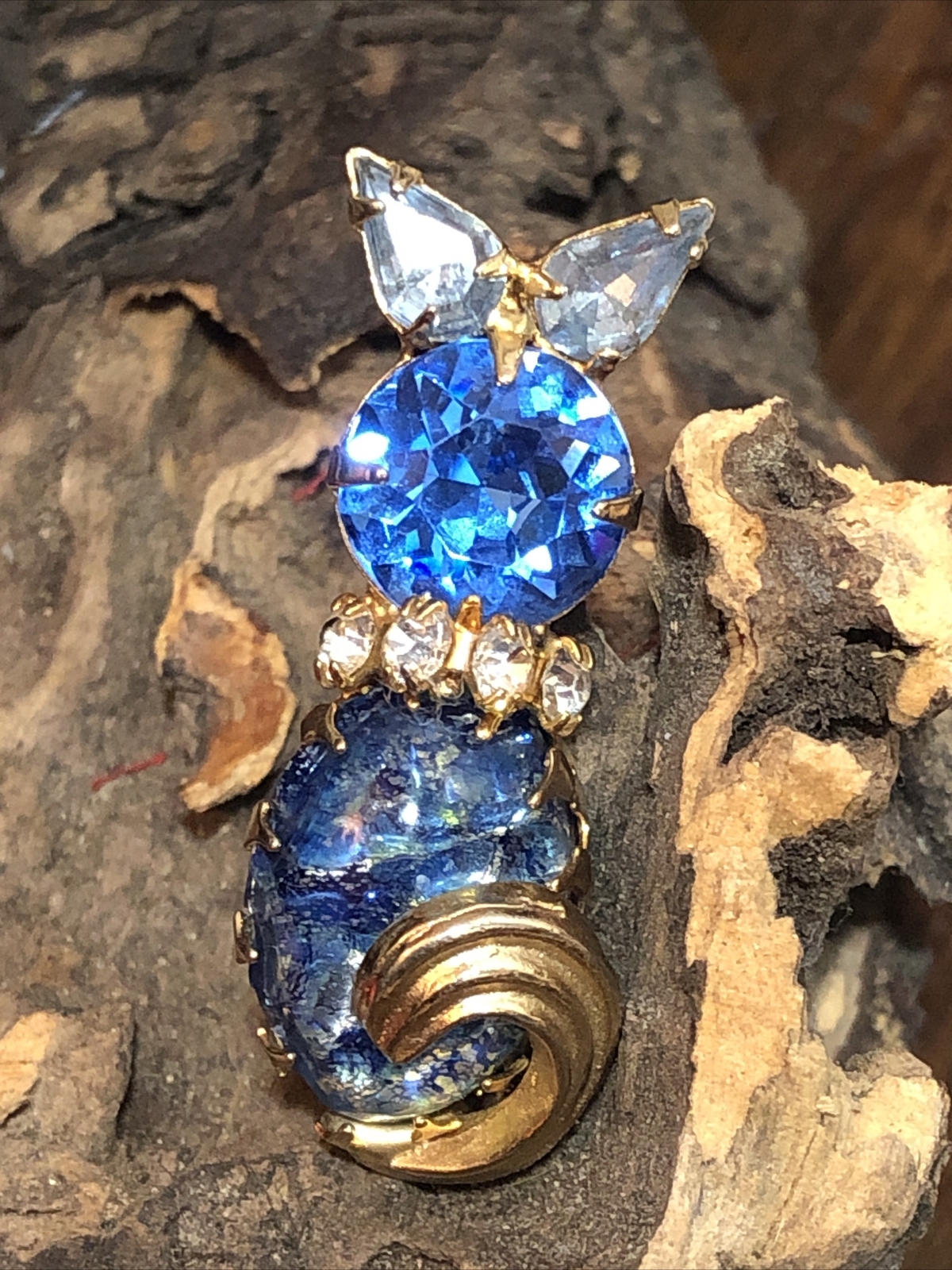 Vintage Gold tone Kitty Cat Blue Foiled Oval Dome Tummy Rhinestone pin 39mm
