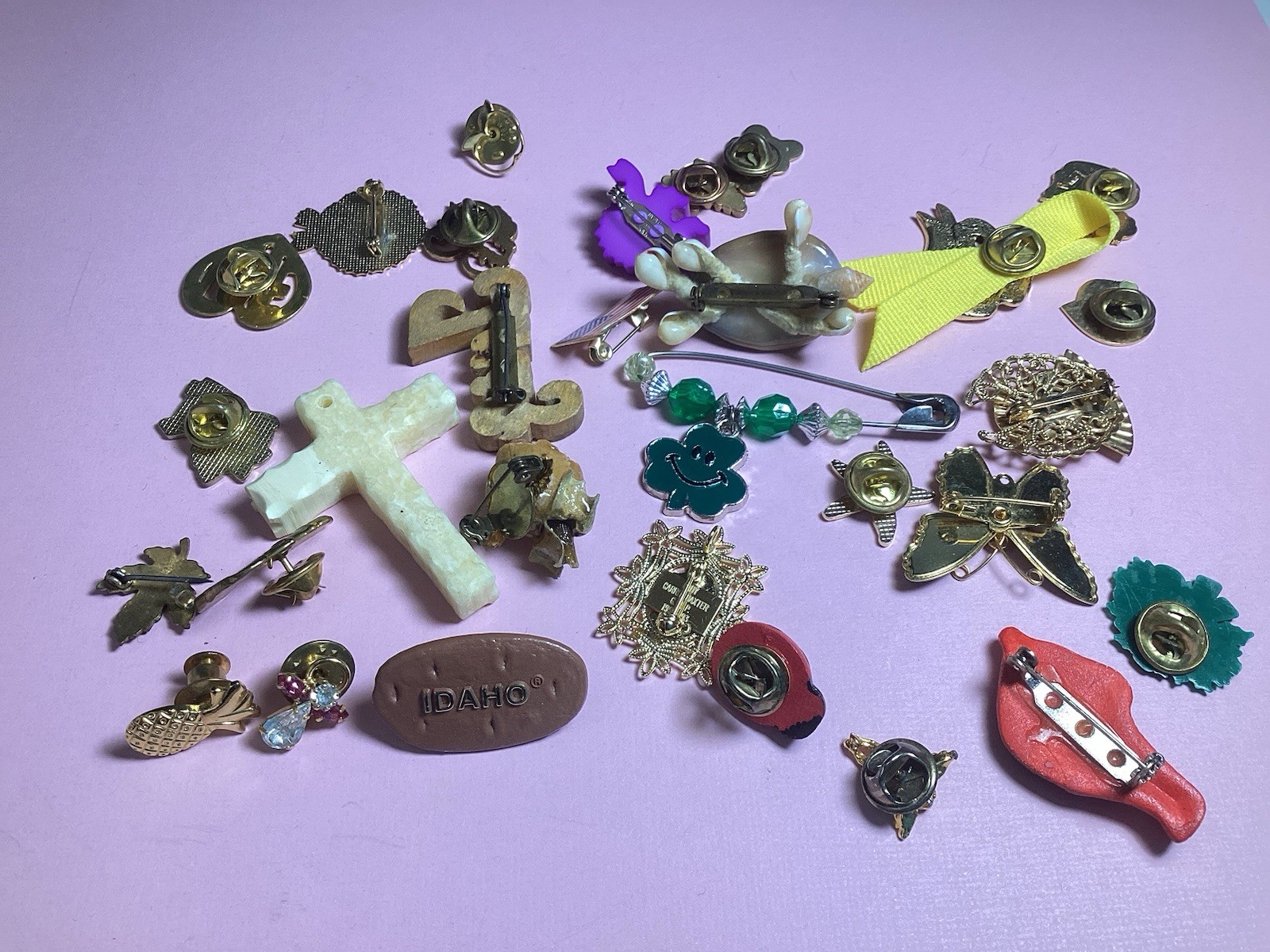 Lot of 30 Novelty Pins and Brooches Vintage to Now Animals Bugs Angels Plus More
