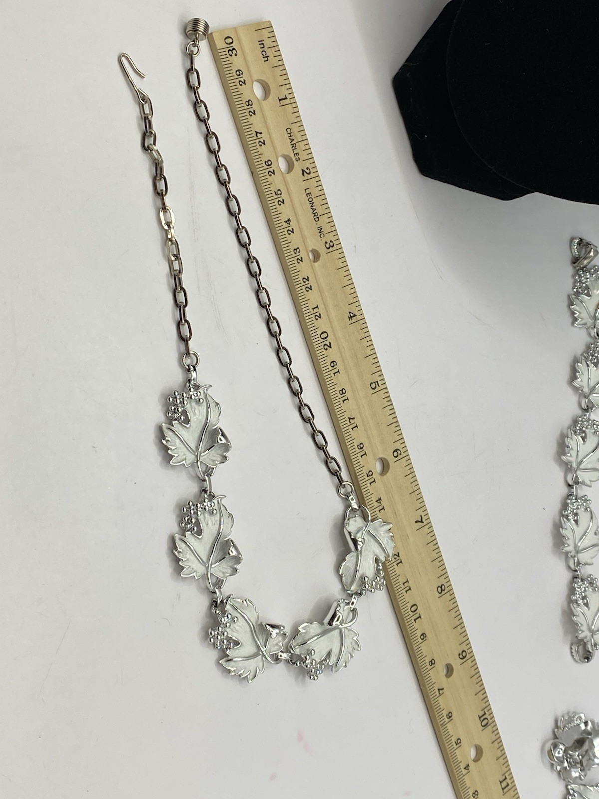 Vtg. Sarah Cov White Grape Leaf Parure Choker Necklace Clip Earrings Bracelet