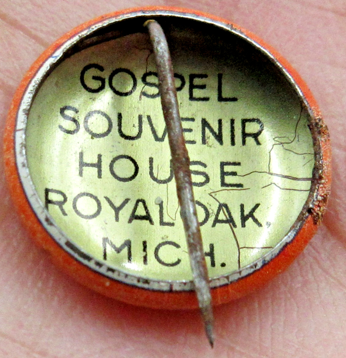 VTG OLD 5/8 GOSPEL SOUVENIR HOUSE MI Lady man DAILY VBS VACATION BIBLE STUDY Pin