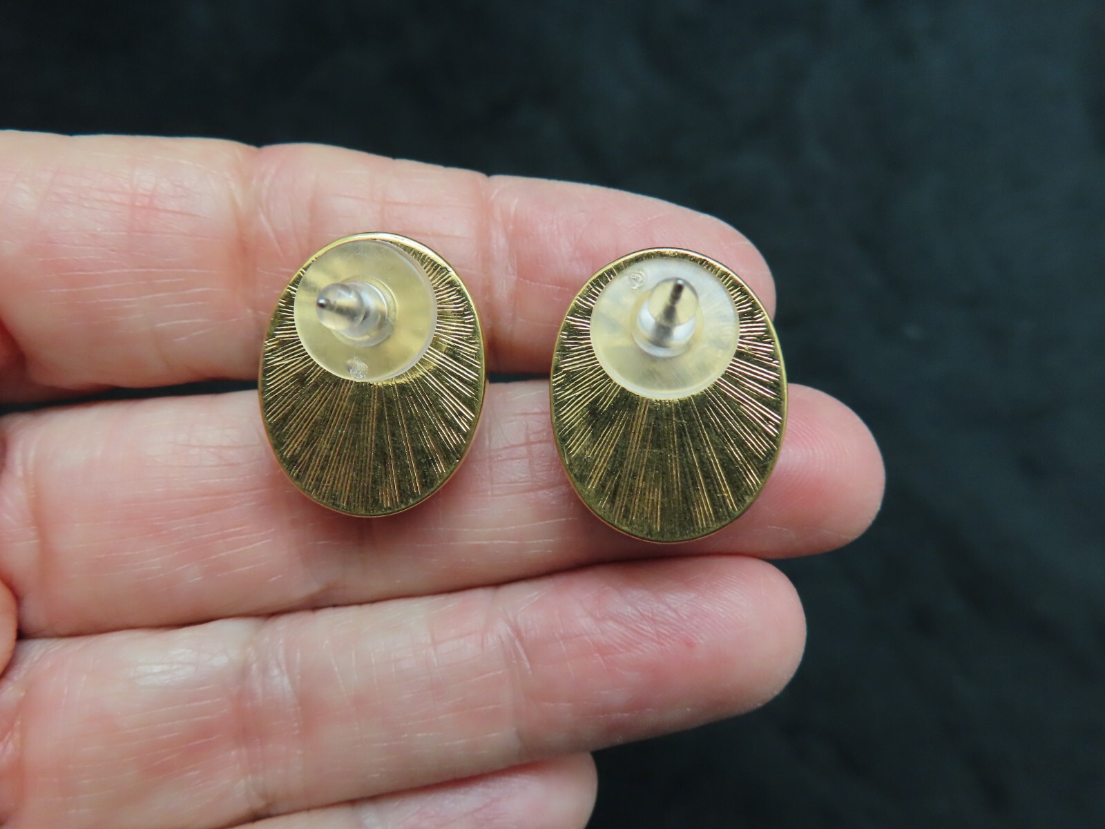 Vintage 1989 AVON Molded Flower Gold Tone Pierced Earrings
