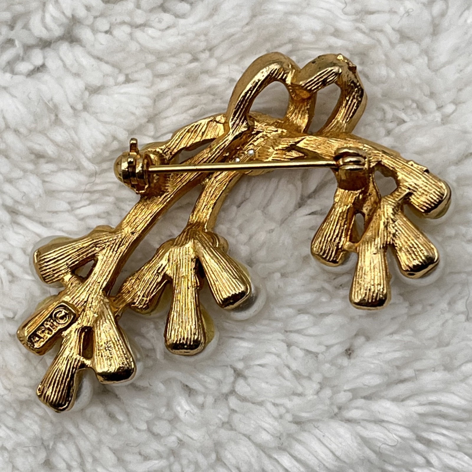 Vintage Signed ART Brooch Gold Tone Faux Pearl Cascading Ribbon Pin 2″