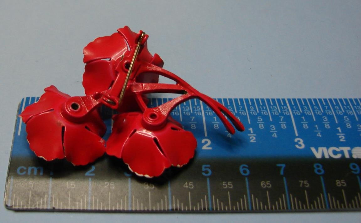 Vintage Retro Hippy Mod 60’s Red Enamel Poppy Flower Bouquet Molded Centers Pin