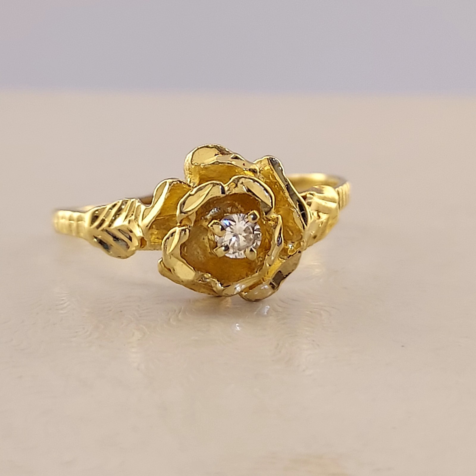 Vintage 14k Diamond Flower Ring. Size 7. Diamond 5 Points. Diamond Cut Detail.