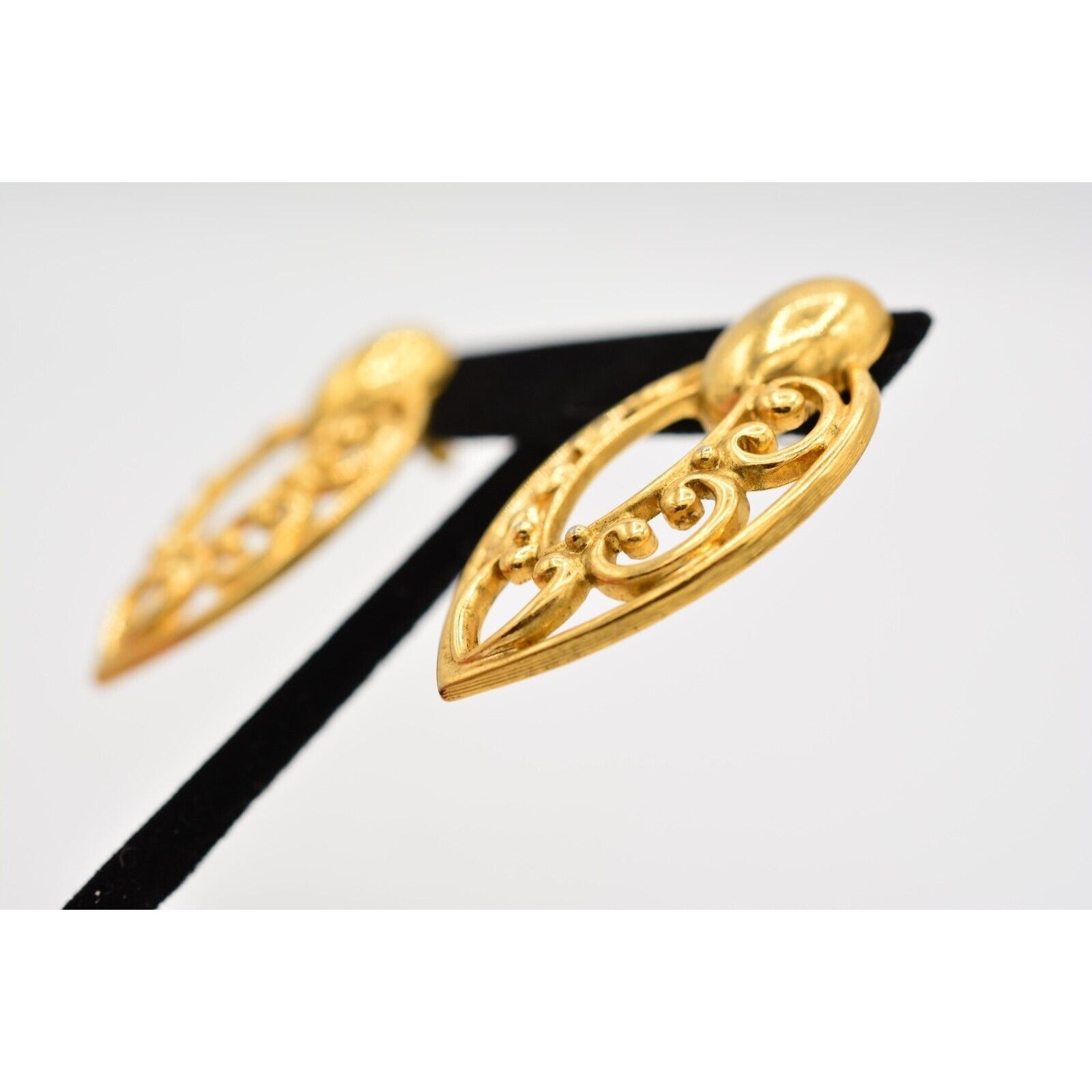 Vintage Retro Post Dangle Earrings Gold Tone Filigree Drop Chunky 1980s Bin1