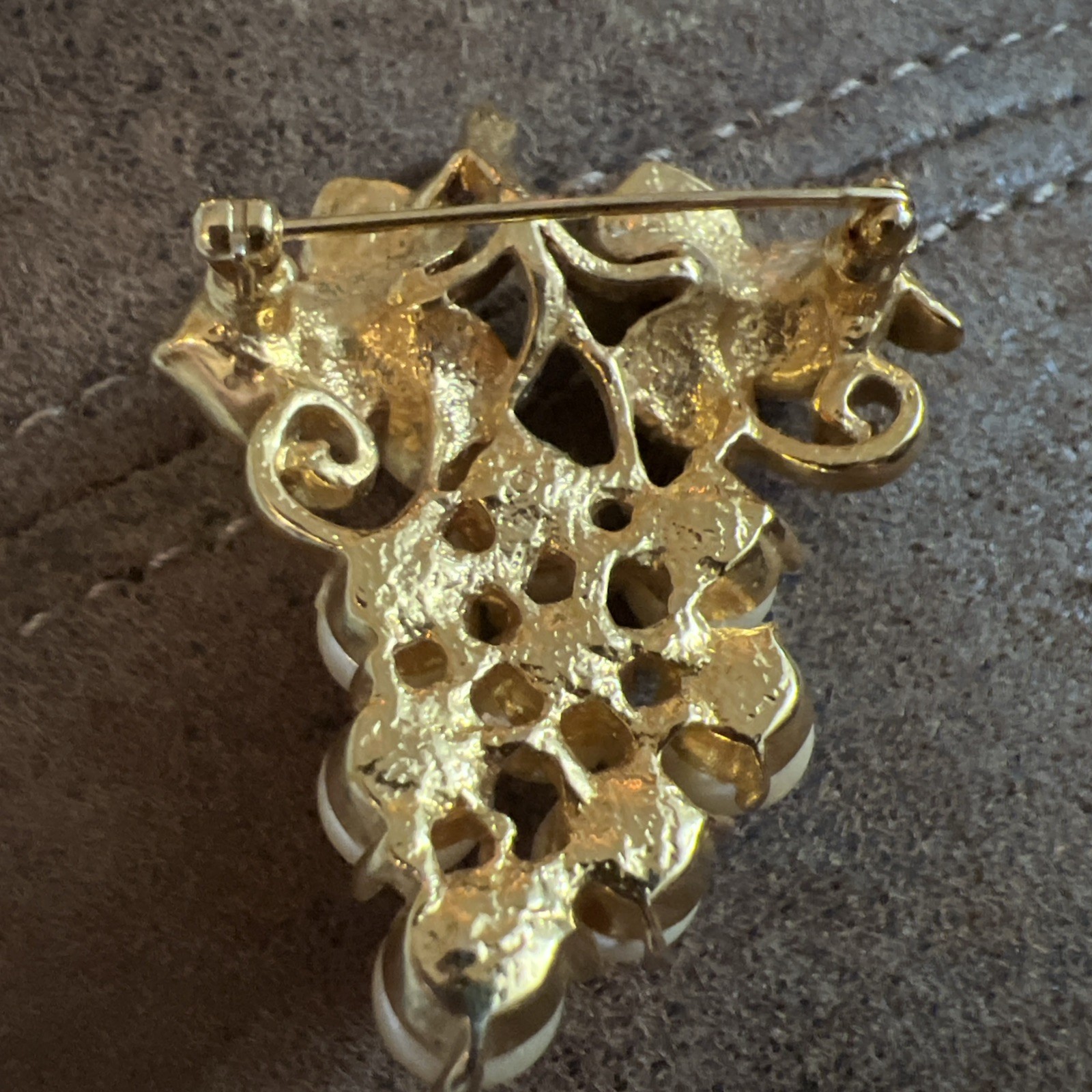 Beautiful Vintage Pin/Brooch Bunch Of Grapes Gold Tone With Faux Pearls