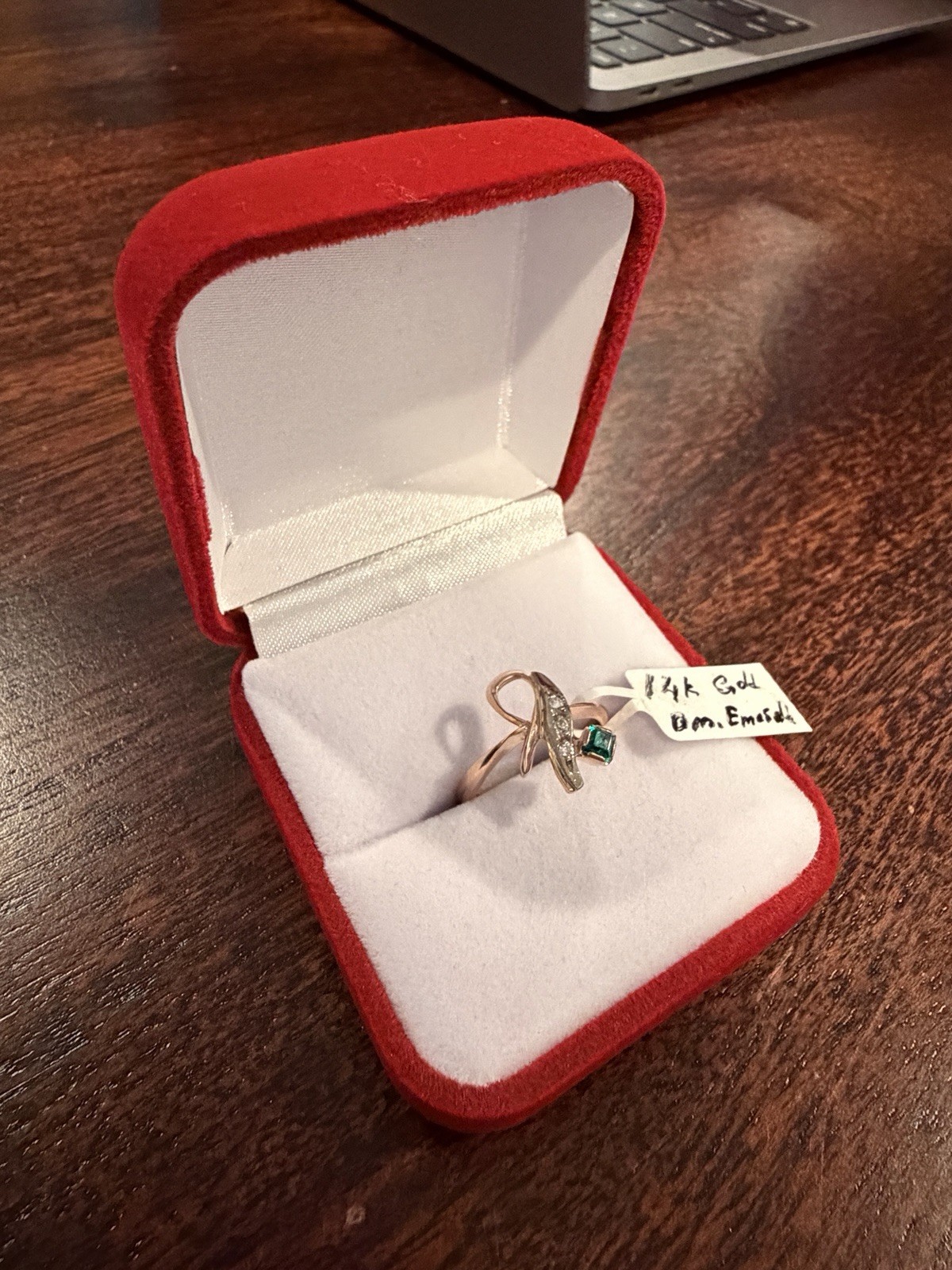 Vintage 14K Gold Emerald & Diamond Accent Ring – Unique Ribbon Design