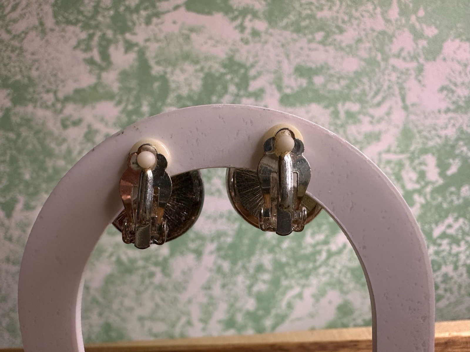 Vintage Round Silver Tone With White Plastic Clip On Earrings