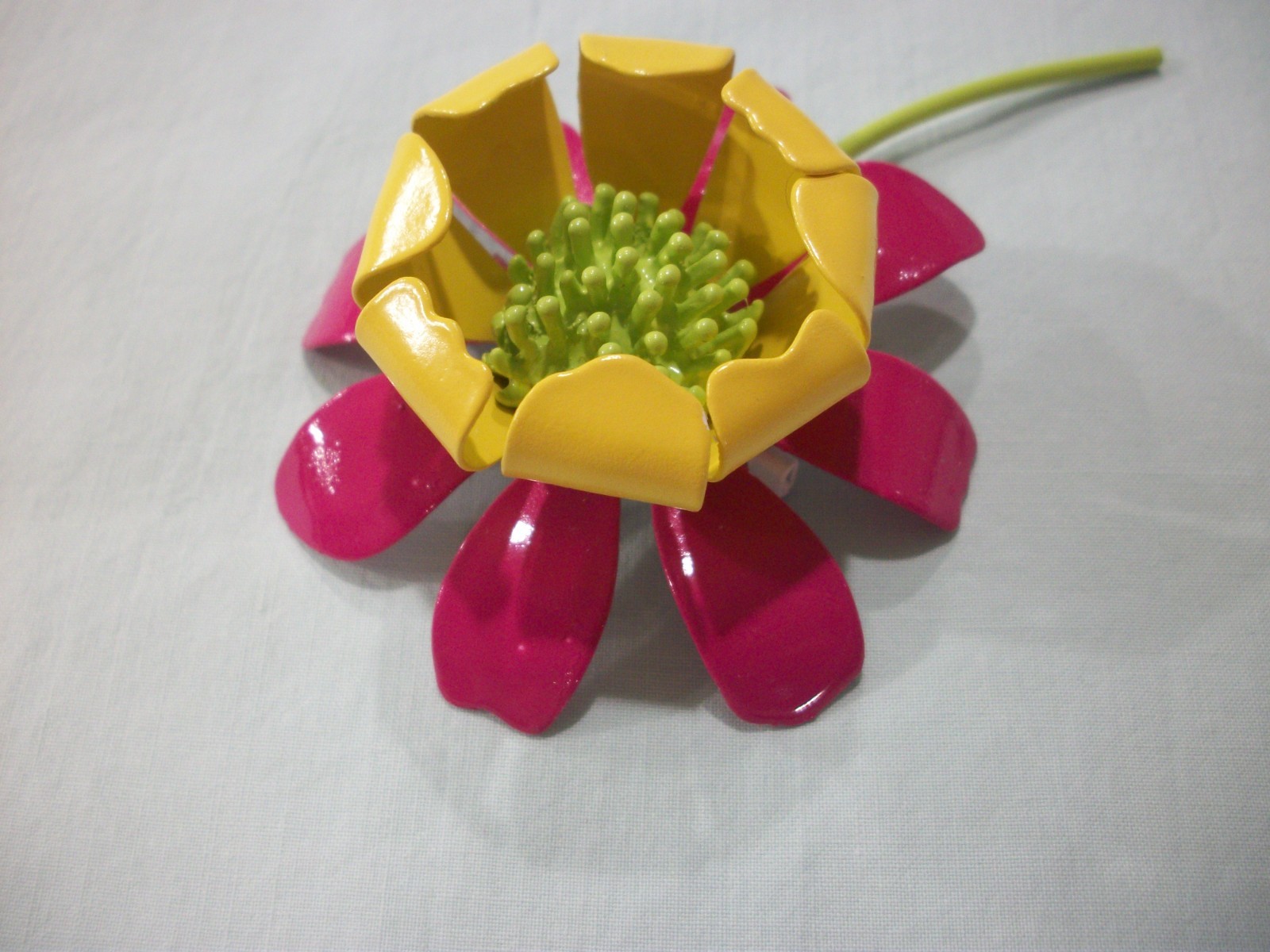 ViNTaGE MeTaL ENaMeL**FUCHSIA/YELLOW/LIME GREEN**FLoWeR PiN/BRooCH (RARE BEAUTY)