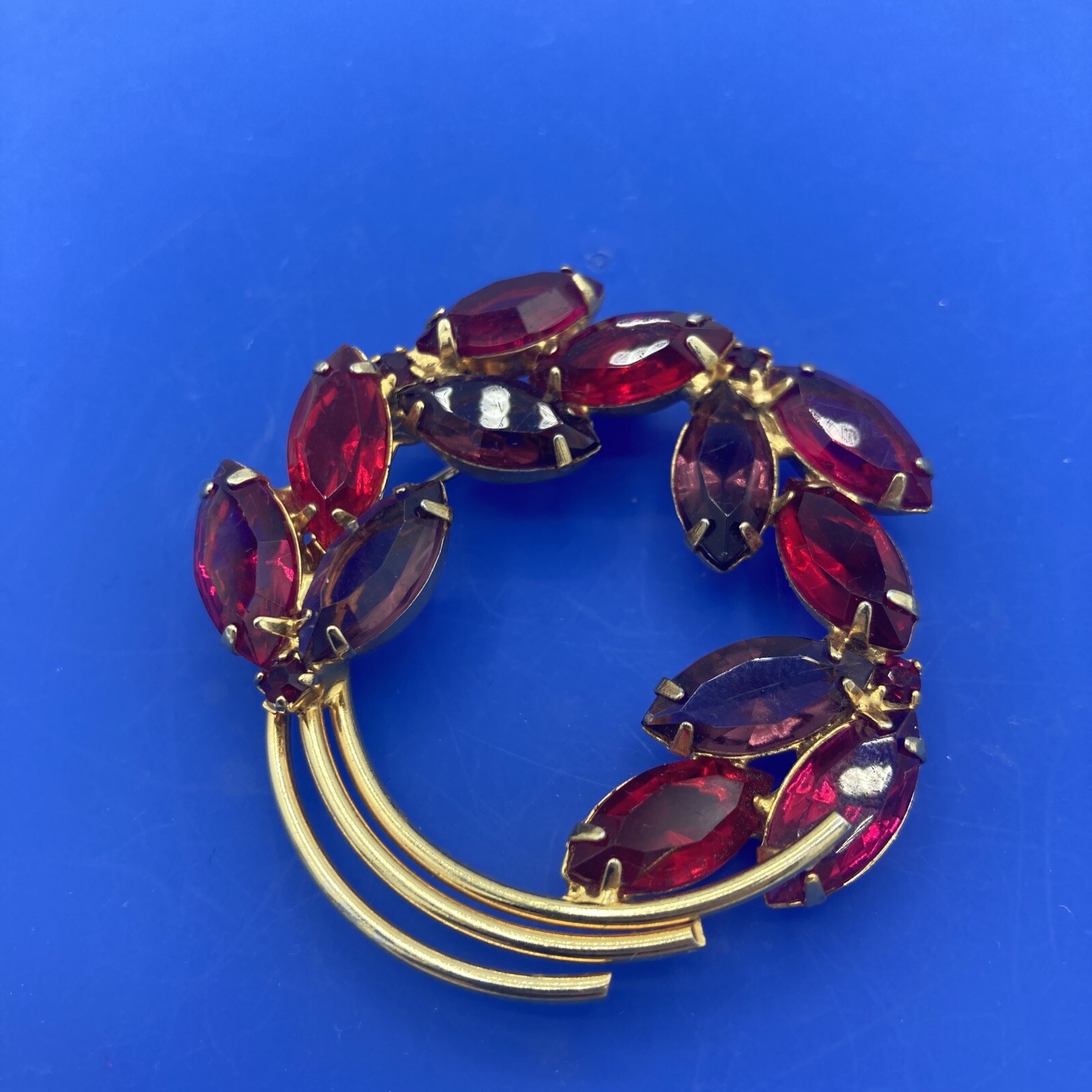 Vintage Juliana Gold Tone Pink Red Purple Rhinestone Wreath Circle Brooch Pin 2”