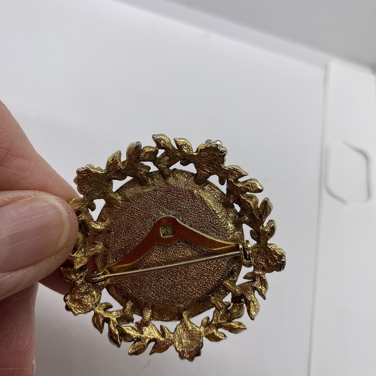 Brooch- Vintage Round Gold Tone Designed Trim With Small Salmon Color Stone Pin