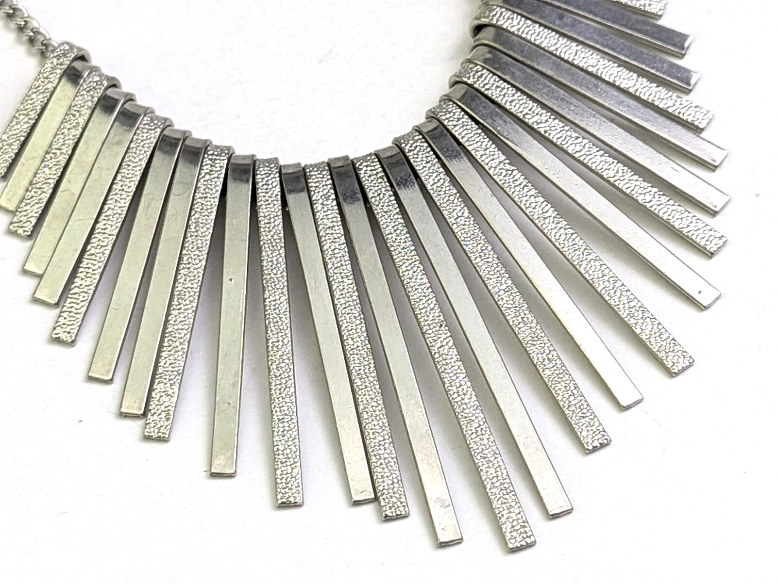 Vtg 2000’s Y2k Brutalist Modernist Texture Silver Fringe 18″ Collar Necklace
