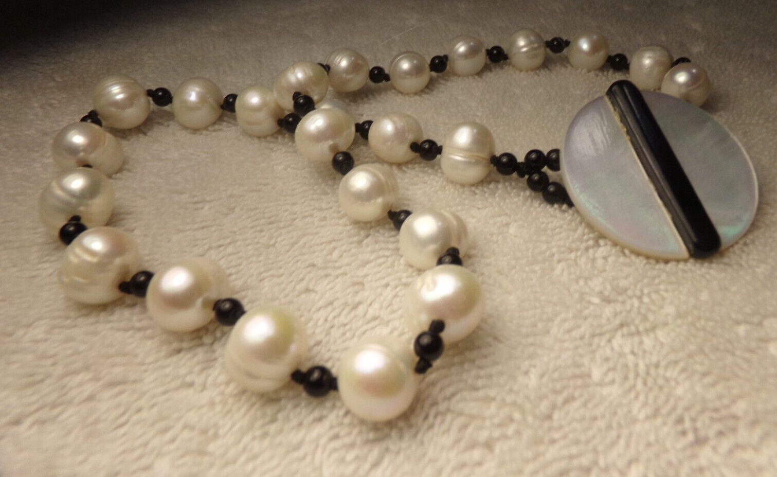 VTG ARTIST LARGE MOTHER OF PEARL FRESHWATER HAND KNOT BLACK ONYX NECKLACE 18.5″
