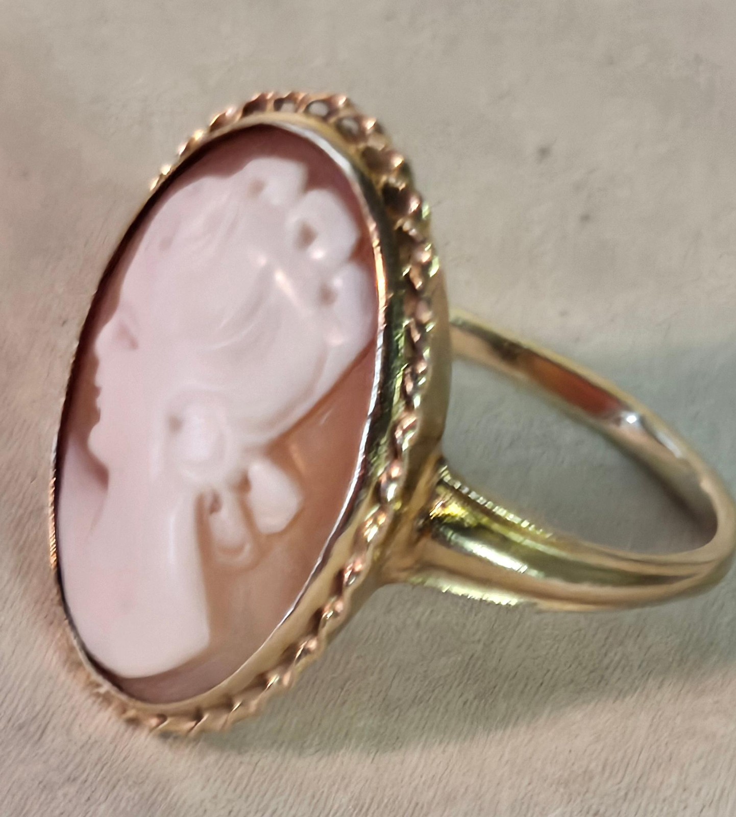 Vintage 14k Gold shell Cameo Ring by BDA size 6.5