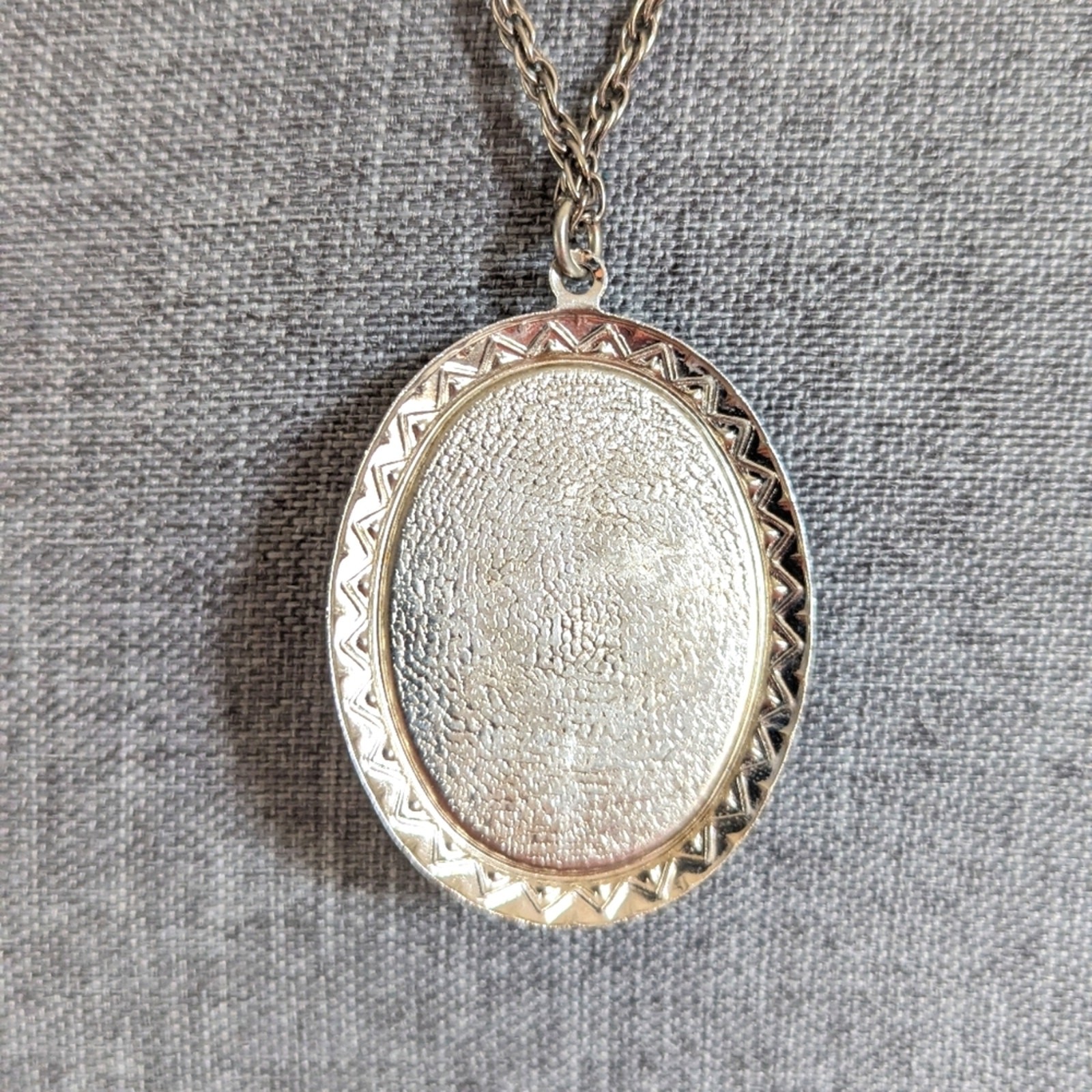 Vintage Silver Tone Lightweight Christmas Bells Holly Cameo Pendant Necklace