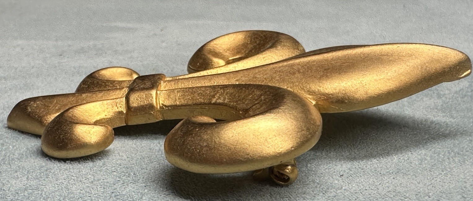 Vintage 1980’s Matte Gold Tone Large Flour De Lis Brooch Pin