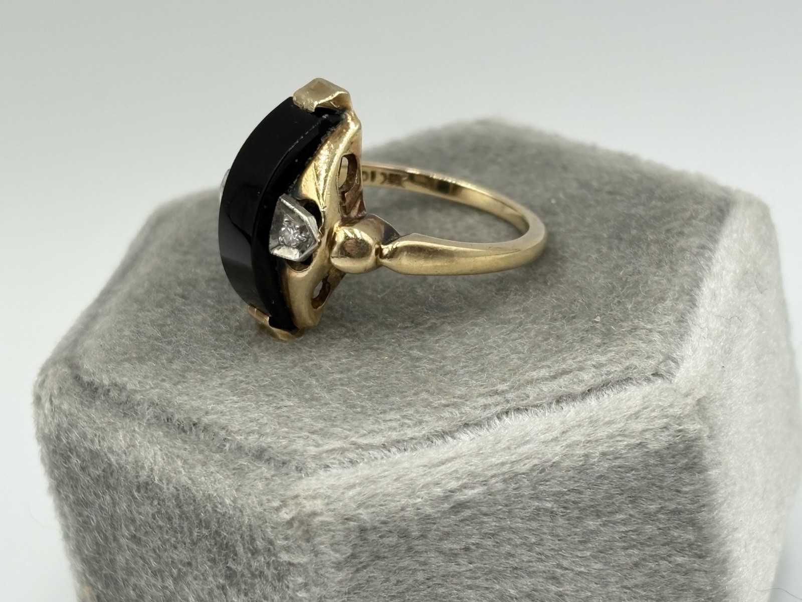 1930’s Art Deco 10k Gold Carved Black Onyx & Diamond Antique Vintage Ring