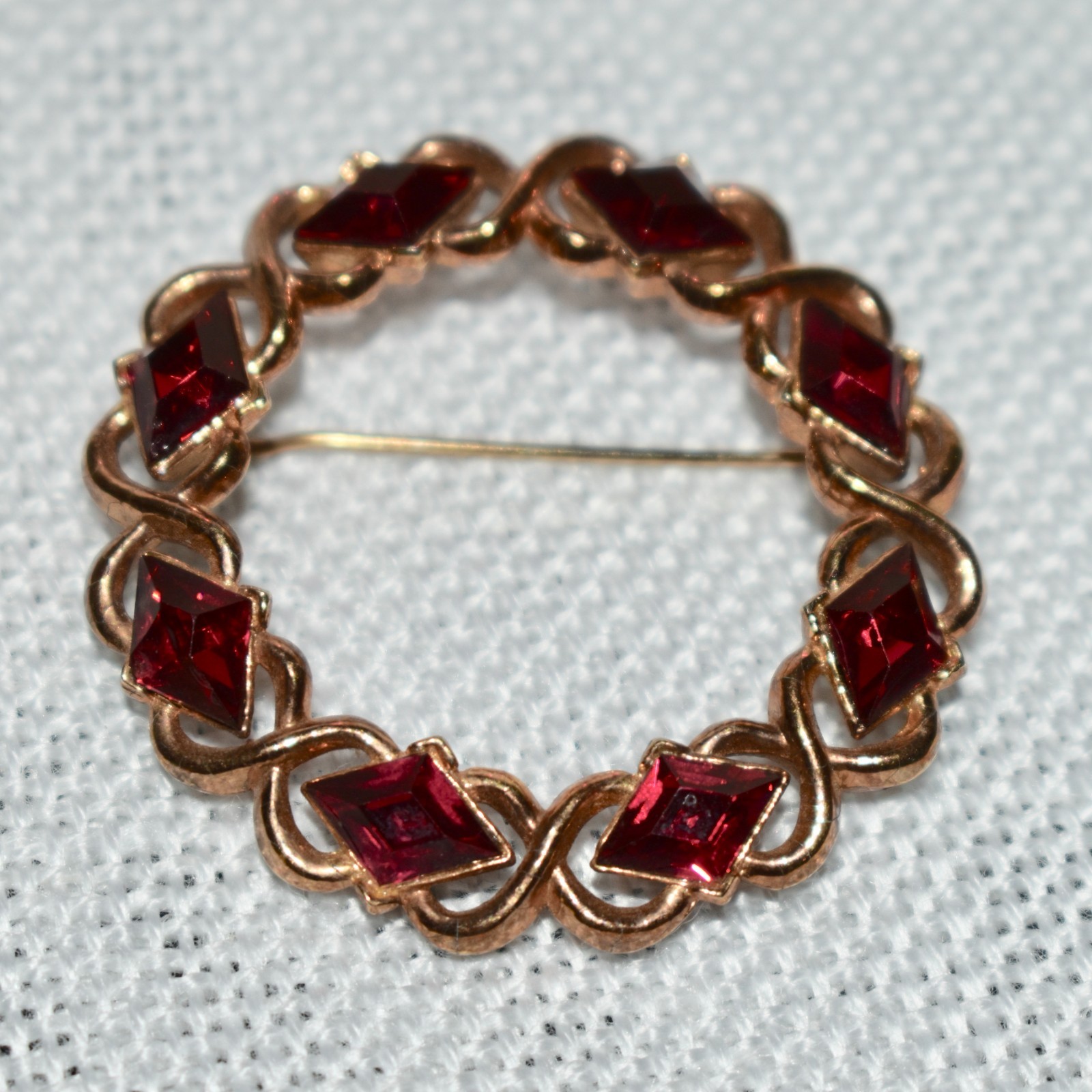 Vintage 1950s CROWN TRIFARI Red Lozenge Rhinestone Round Wreath Pin Brooch 1.75″