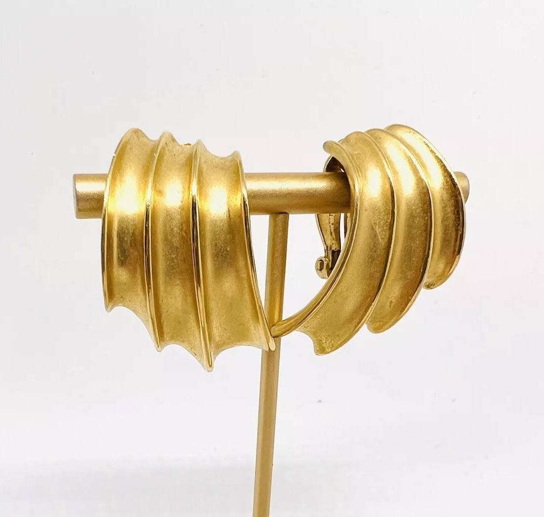 Large Matte Gold Tone 80’s Drop Dangle Earrings Clip Backs Vintage Jewelry