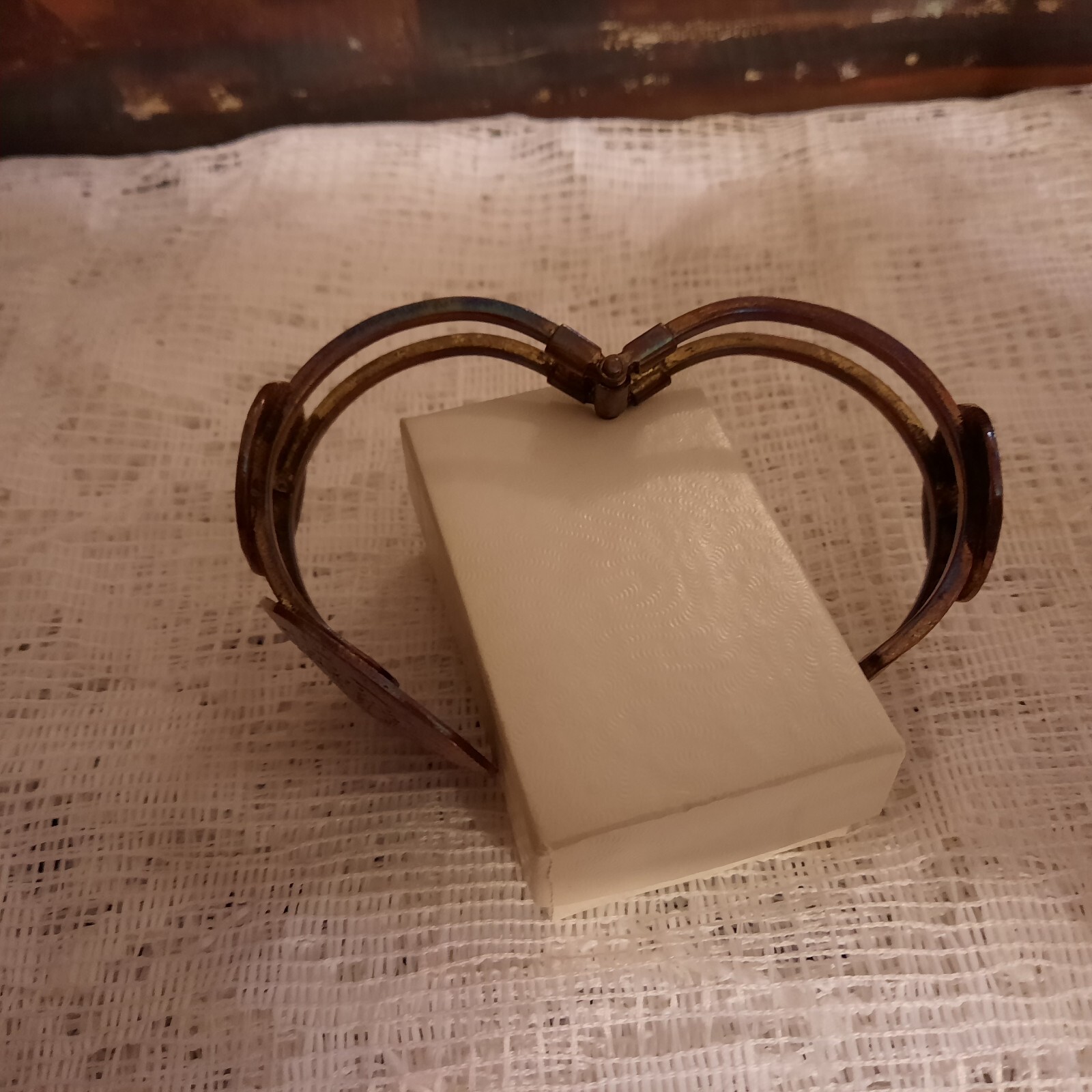 Great VINTAGE BRASS/BRONZE BRACELET With Spring Loaded Clasp To Open.2.5″ X 2″