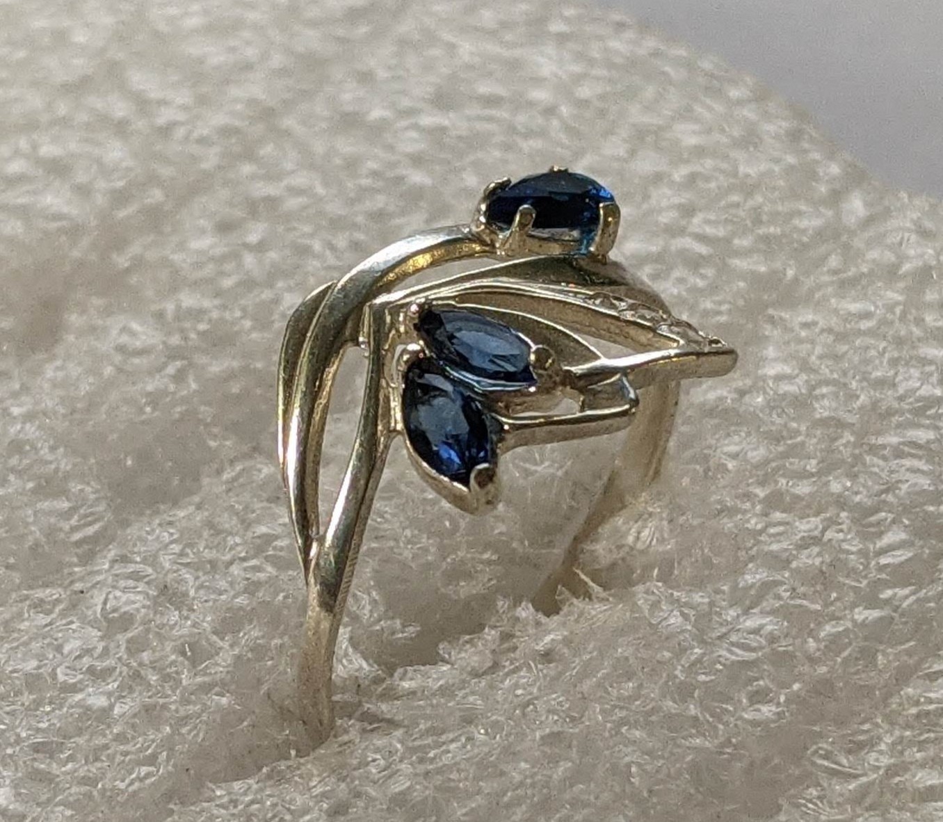 Vintage ring sterling silver 925 Size 8 Weight 1.53 g. Blue stones.
